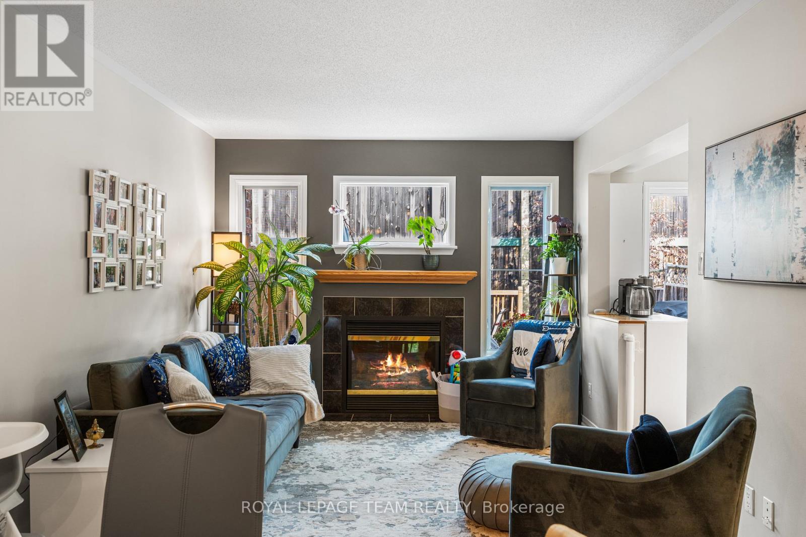 Photo 10 of 25 Inverkip Avenue, Ottawa ON