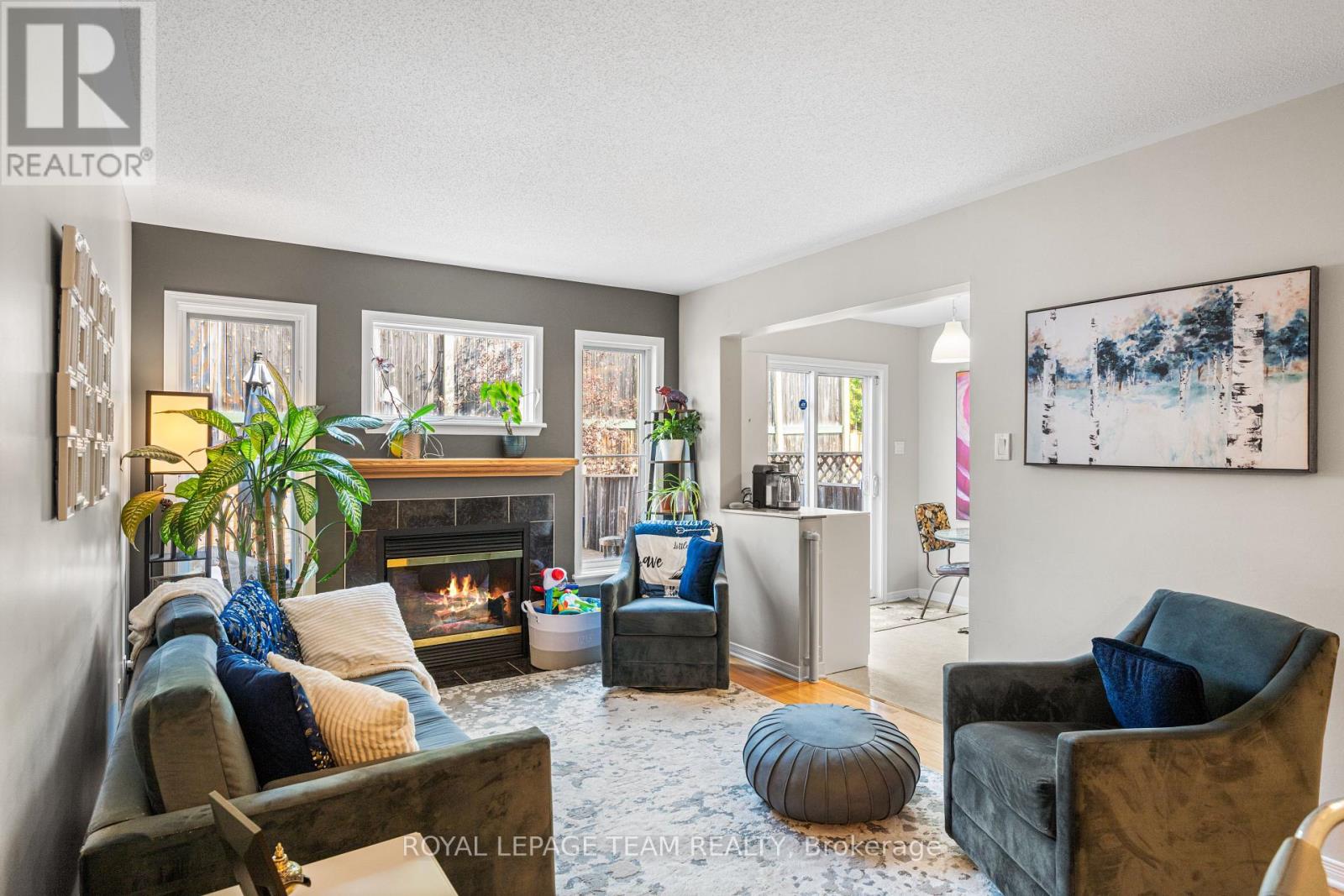 Photo 11 of 25 Inverkip Avenue, Ottawa ON