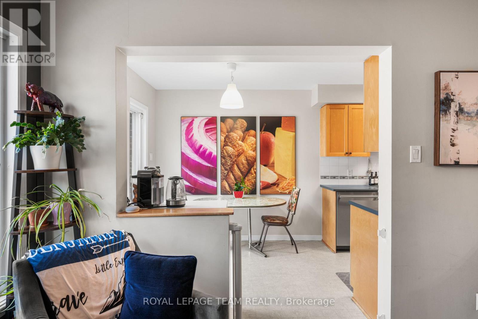 Photo 14 of 25 Inverkip Avenue, Ottawa ON