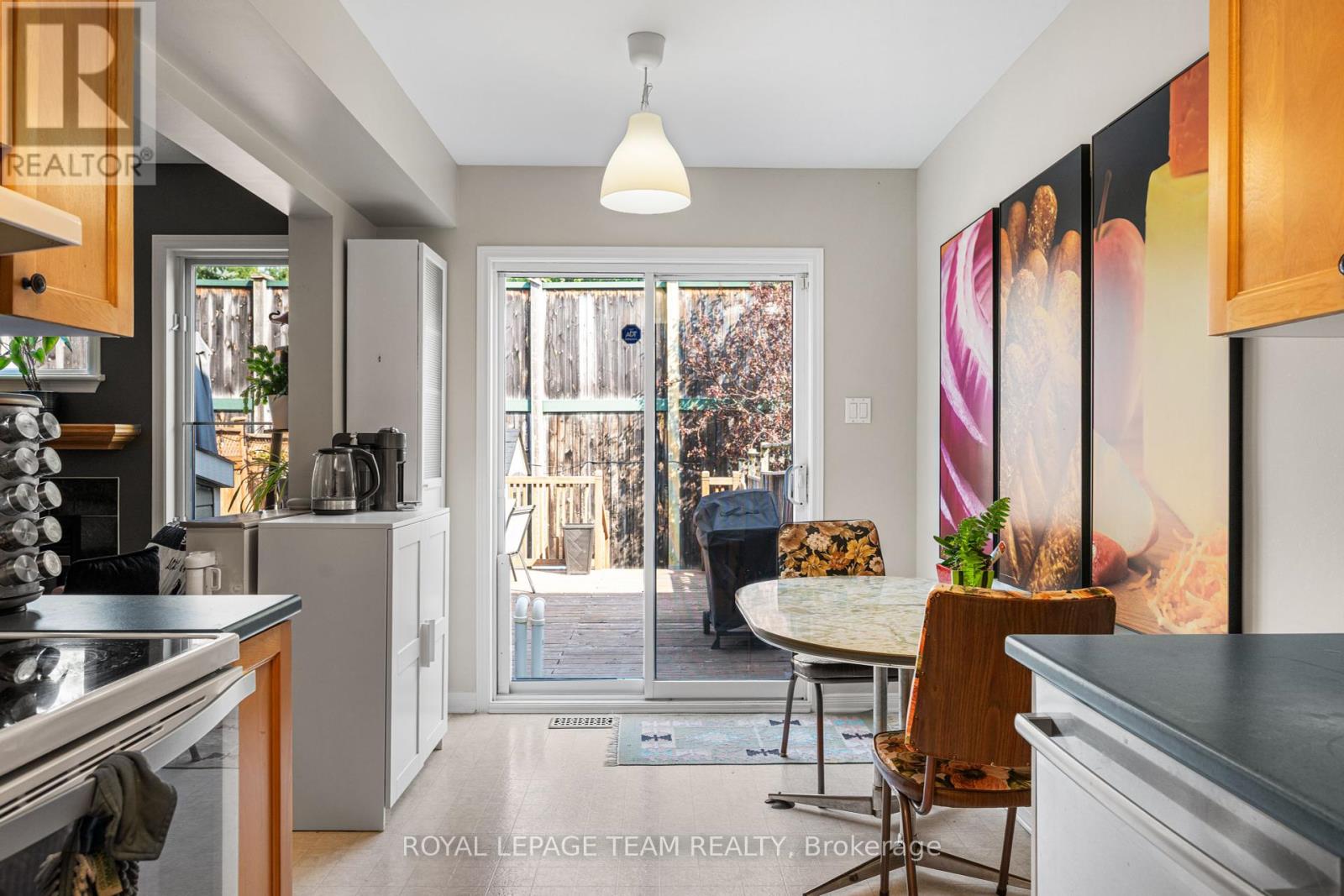 Photo 16 of 25 Inverkip Avenue, Ottawa ON