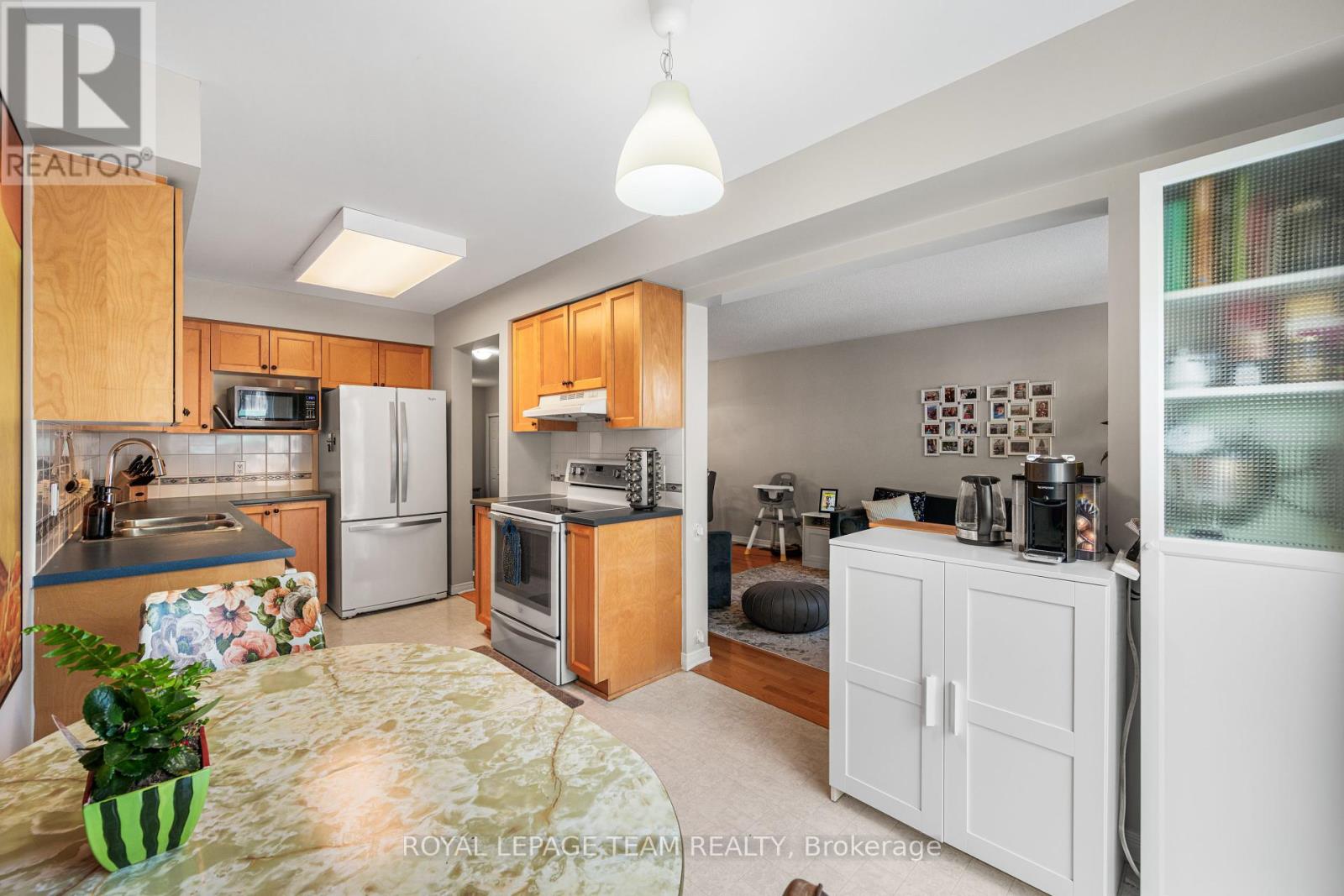 Photo 17 of 25 Inverkip Avenue, Ottawa ON
