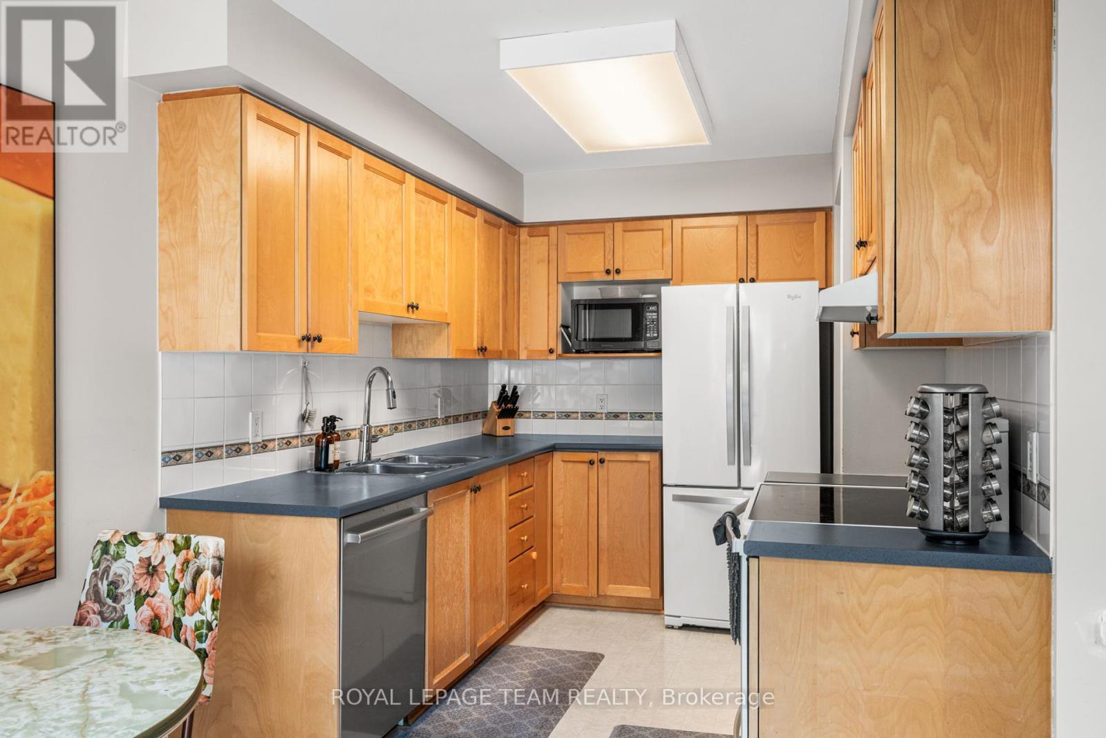Photo 18 of 25 Inverkip Avenue, Ottawa ON