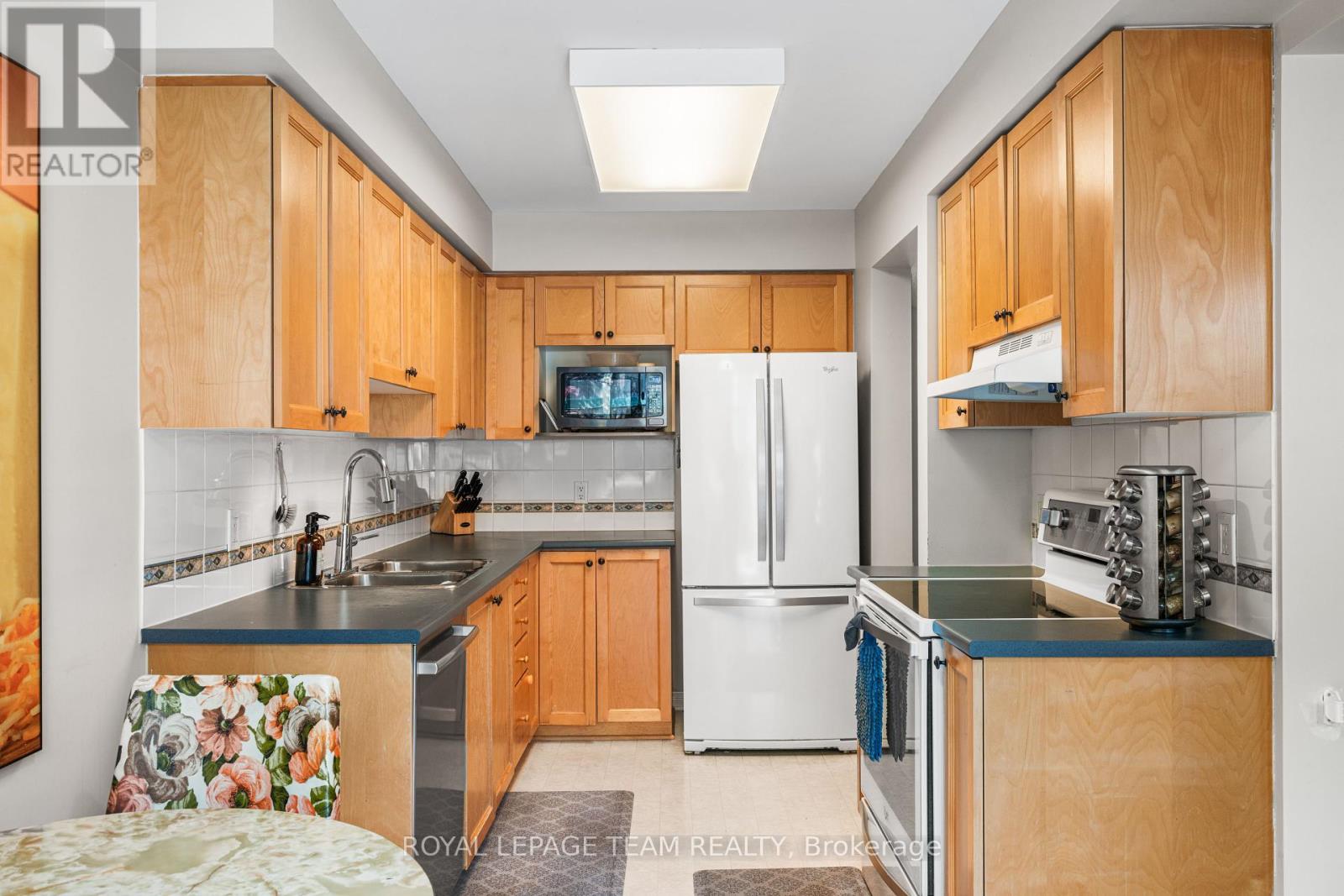 Photo 19 of 25 Inverkip Avenue, Ottawa ON