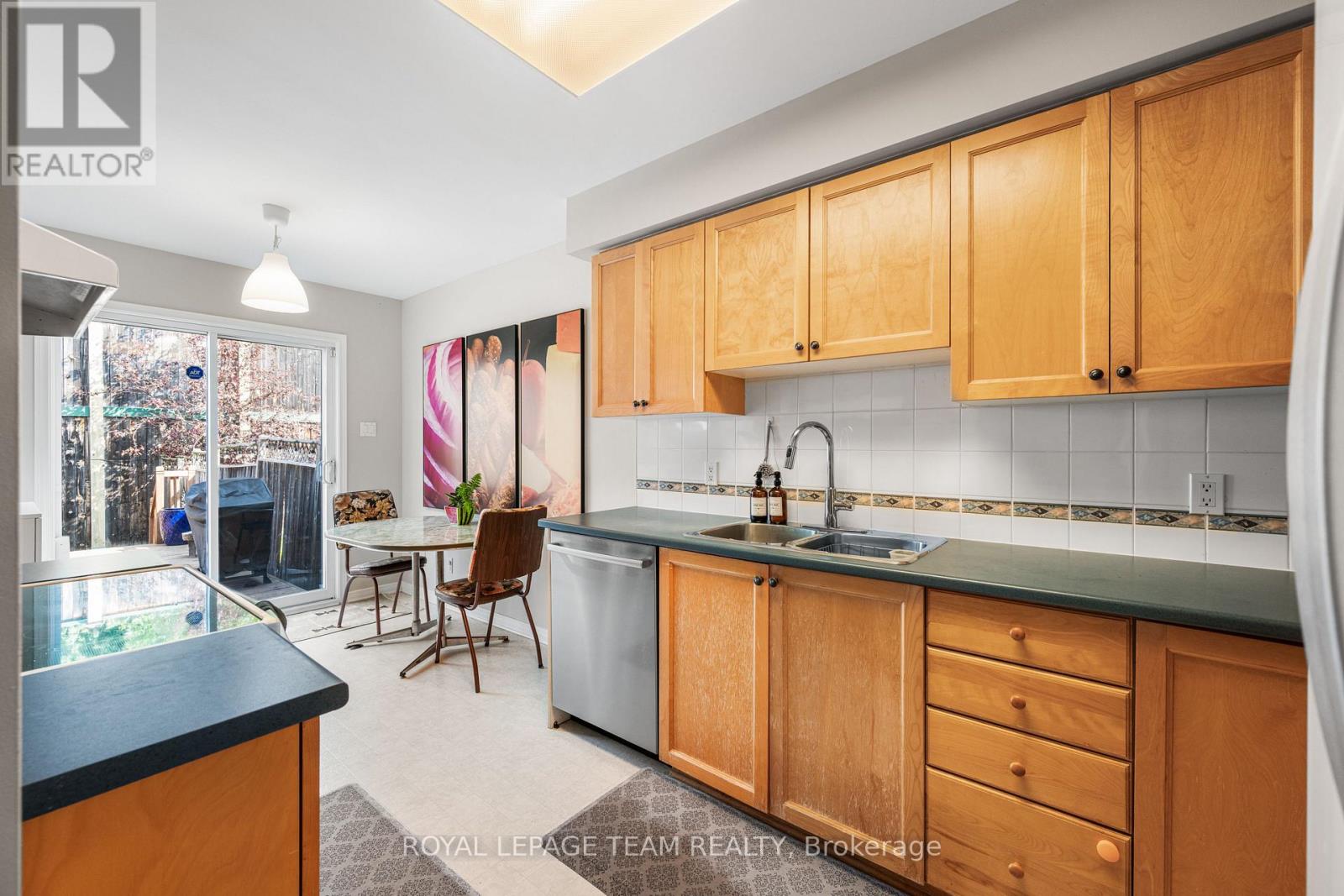 Photo 21 of 25 Inverkip Avenue, Ottawa ON