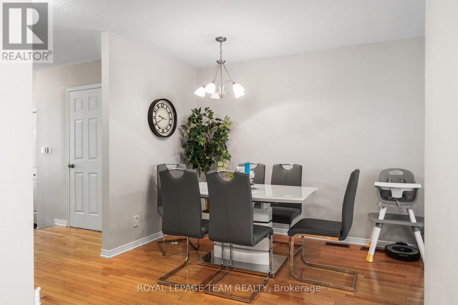 Photo 8 of 25 Inverkip Avenue, Ottawa ON