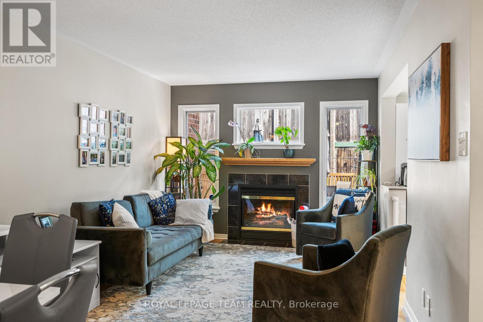 Photo 9 of 25 Inverkip Avenue, Ottawa ON