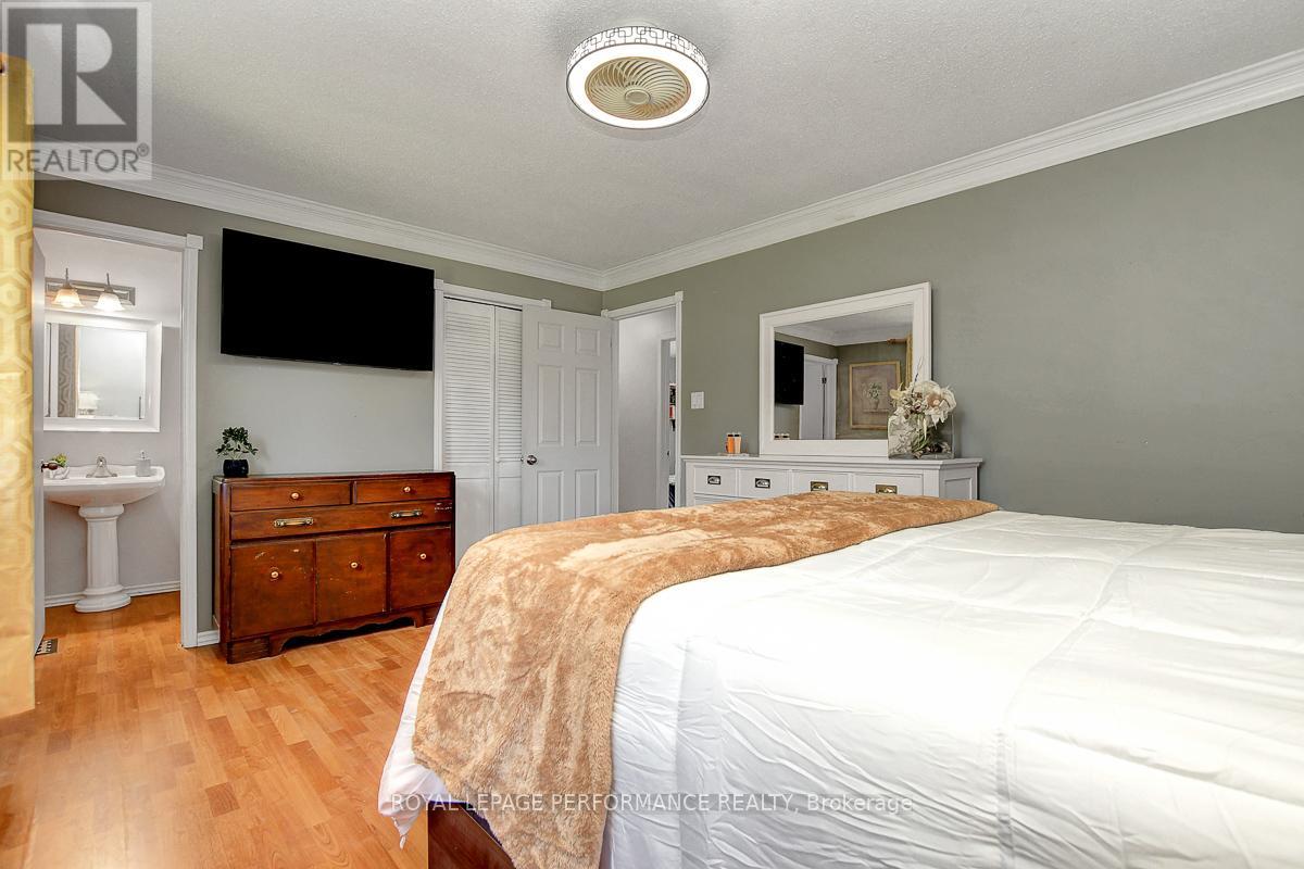 Photo 19 of 124 Des Pins Street, Russell ON