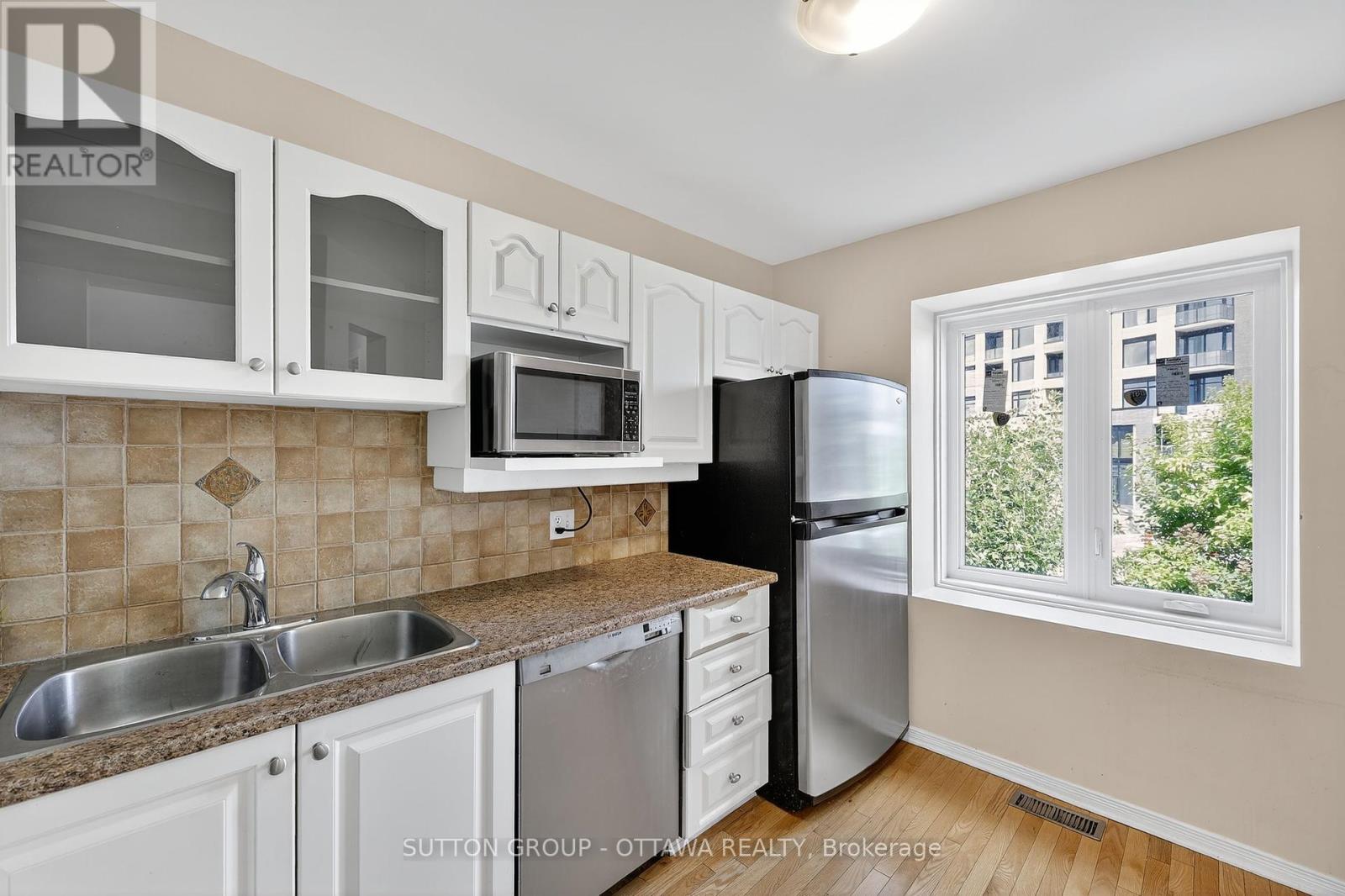 Photo 10 of 59 Thornbury Crescent, Ottawa ON