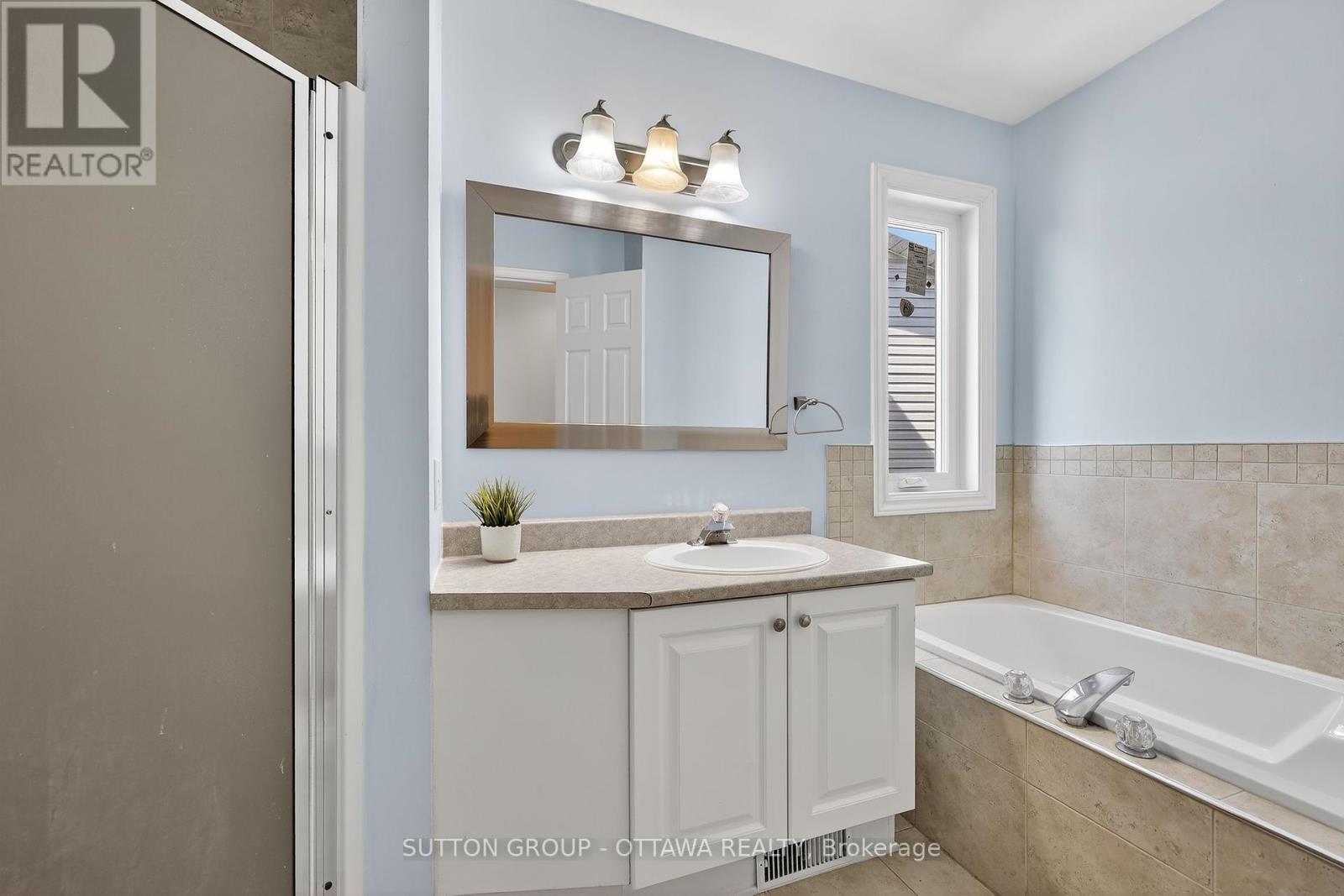 Photo 18 of 59 Thornbury Crescent, Ottawa ON