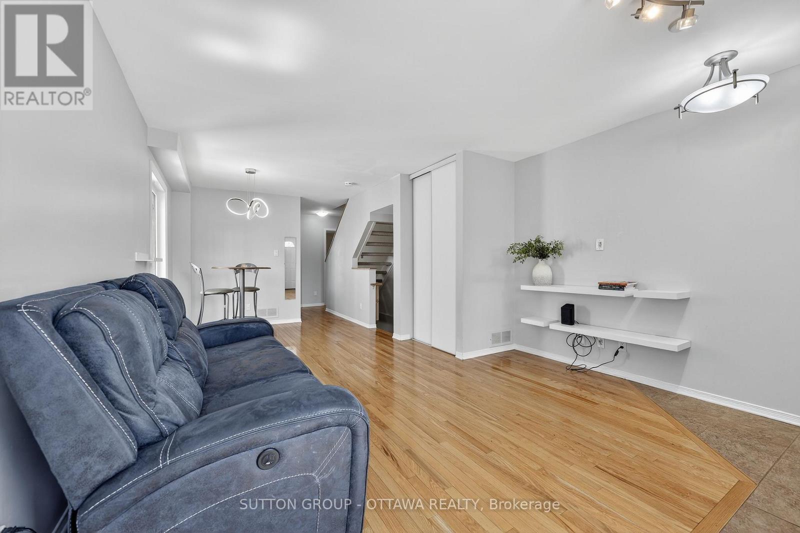 Photo 6 of 59 Thornbury Crescent, Ottawa ON