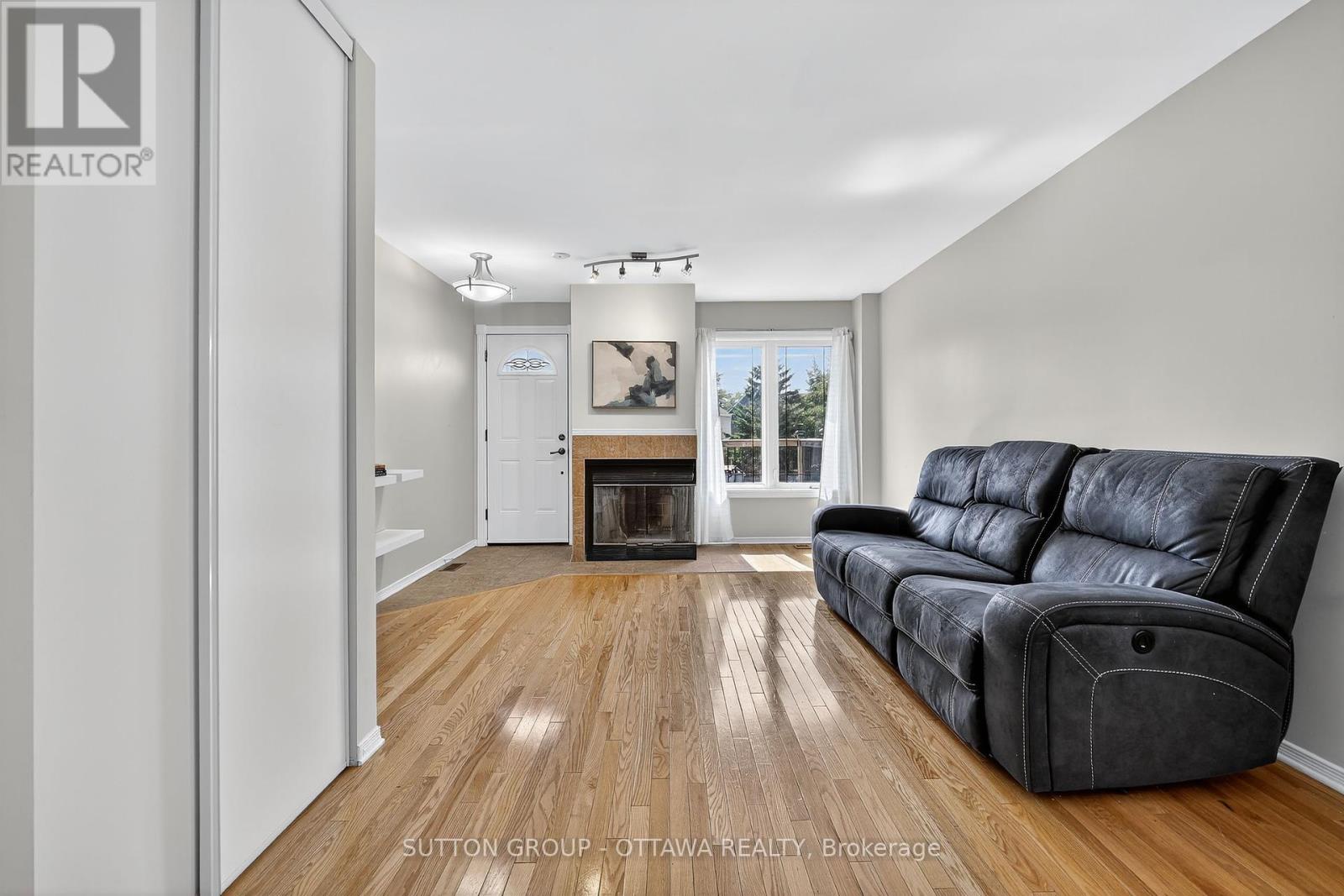 Photo 7 of 59 Thornbury Crescent, Ottawa ON