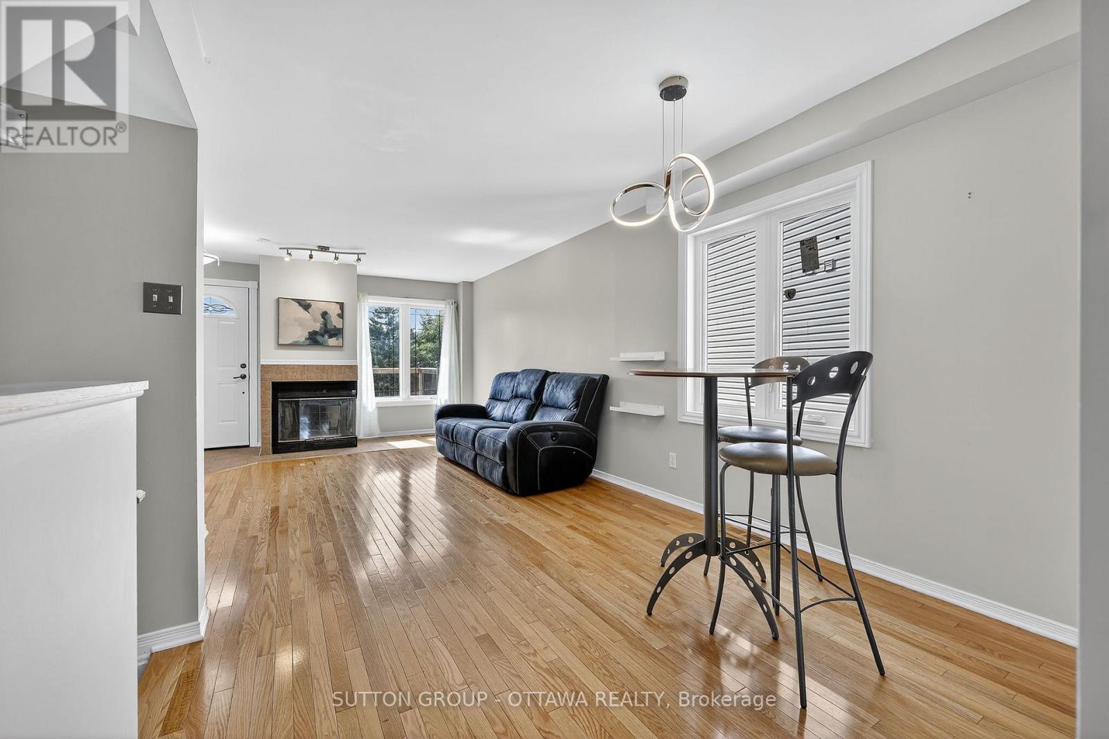 Photo 8 of 59 Thornbury Crescent, Ottawa ON
