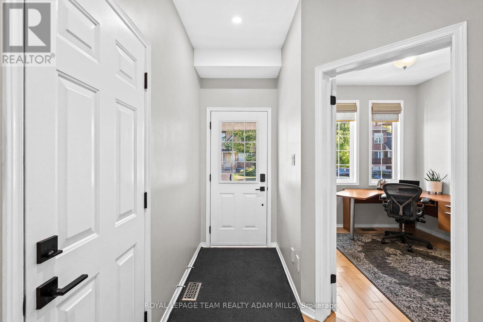Access to the garage from entry