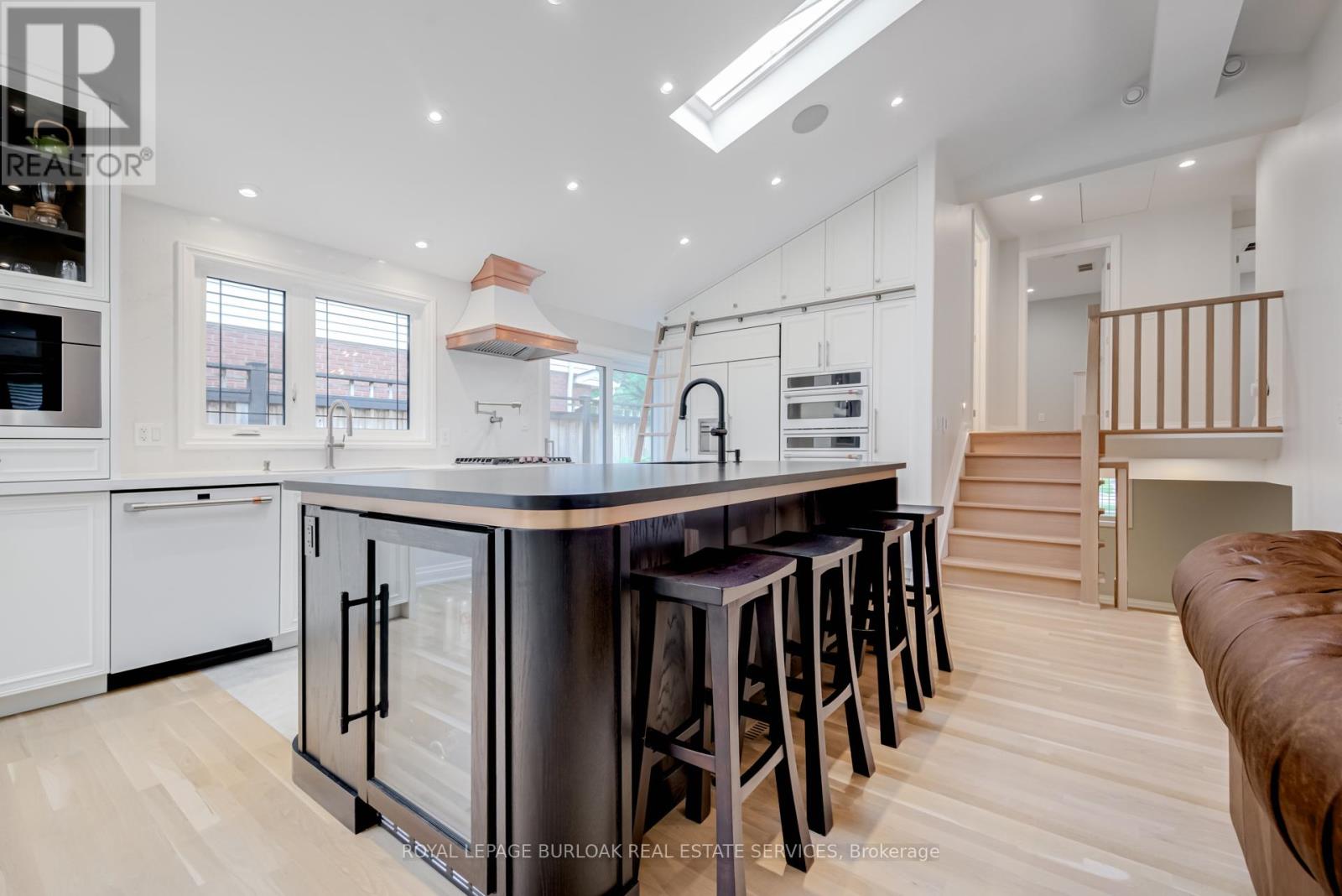 Photo 10 of 313 Silvana Crescent, Burlington ON