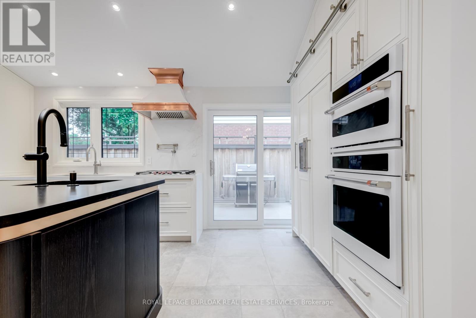 Photo 12 of 313 Silvana Crescent, Burlington ON