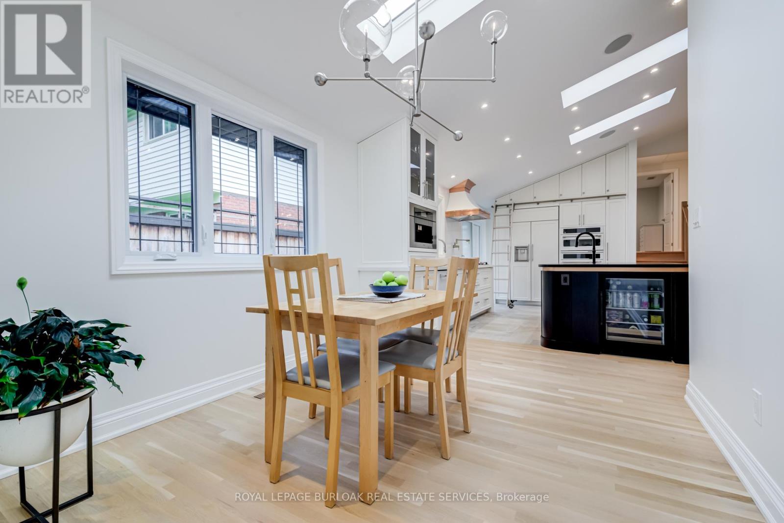 Photo 17 of 313 Silvana Crescent, Burlington ON