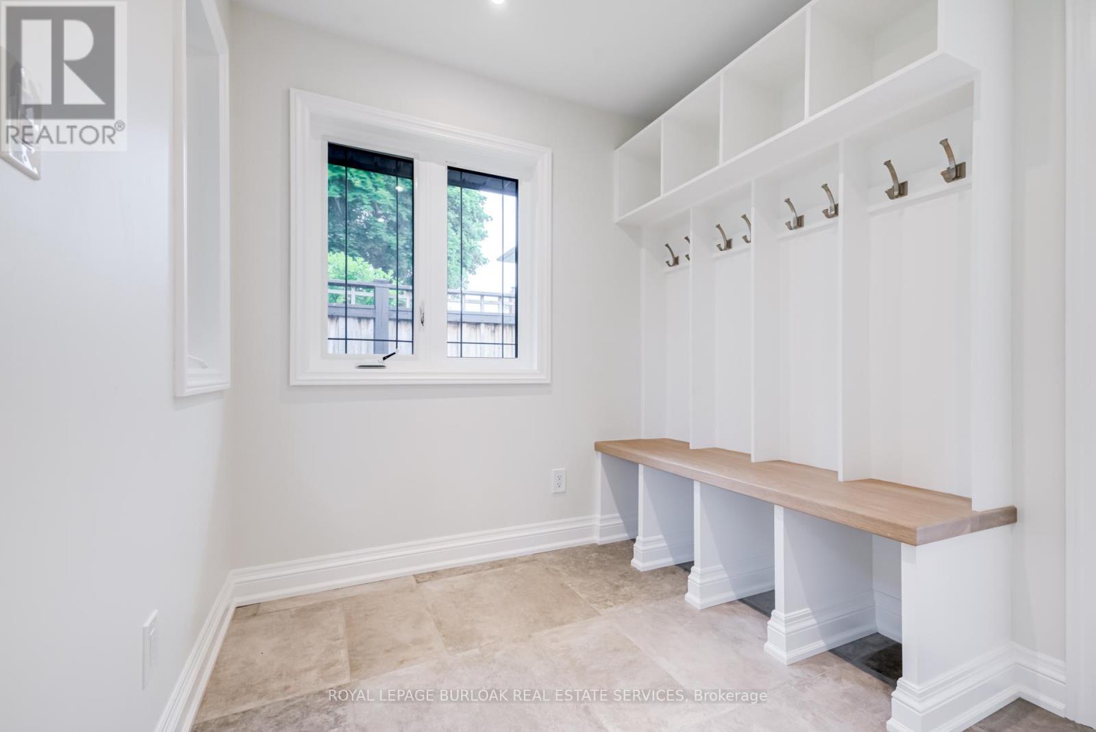 Photo 21 of 313 Silvana Crescent, Burlington ON