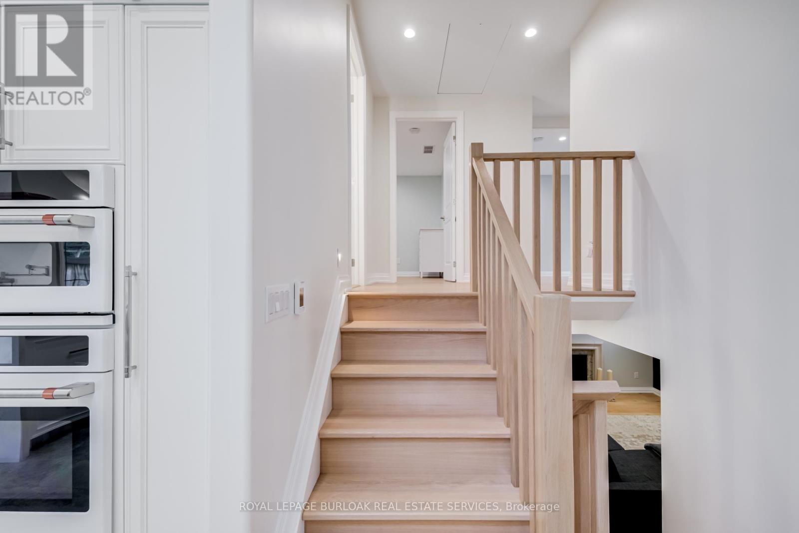 Photo 22 of 313 Silvana Crescent, Burlington ON