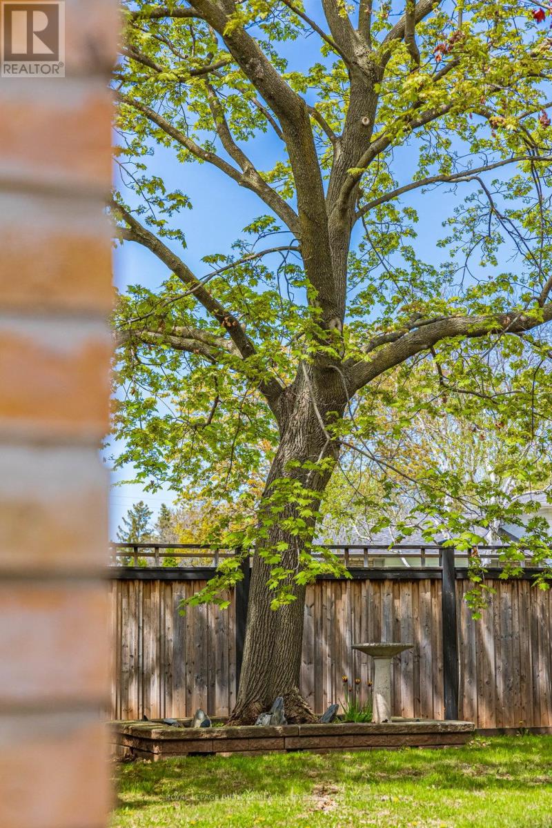 Photo 47 of 313 Silvana Crescent, Burlington ON