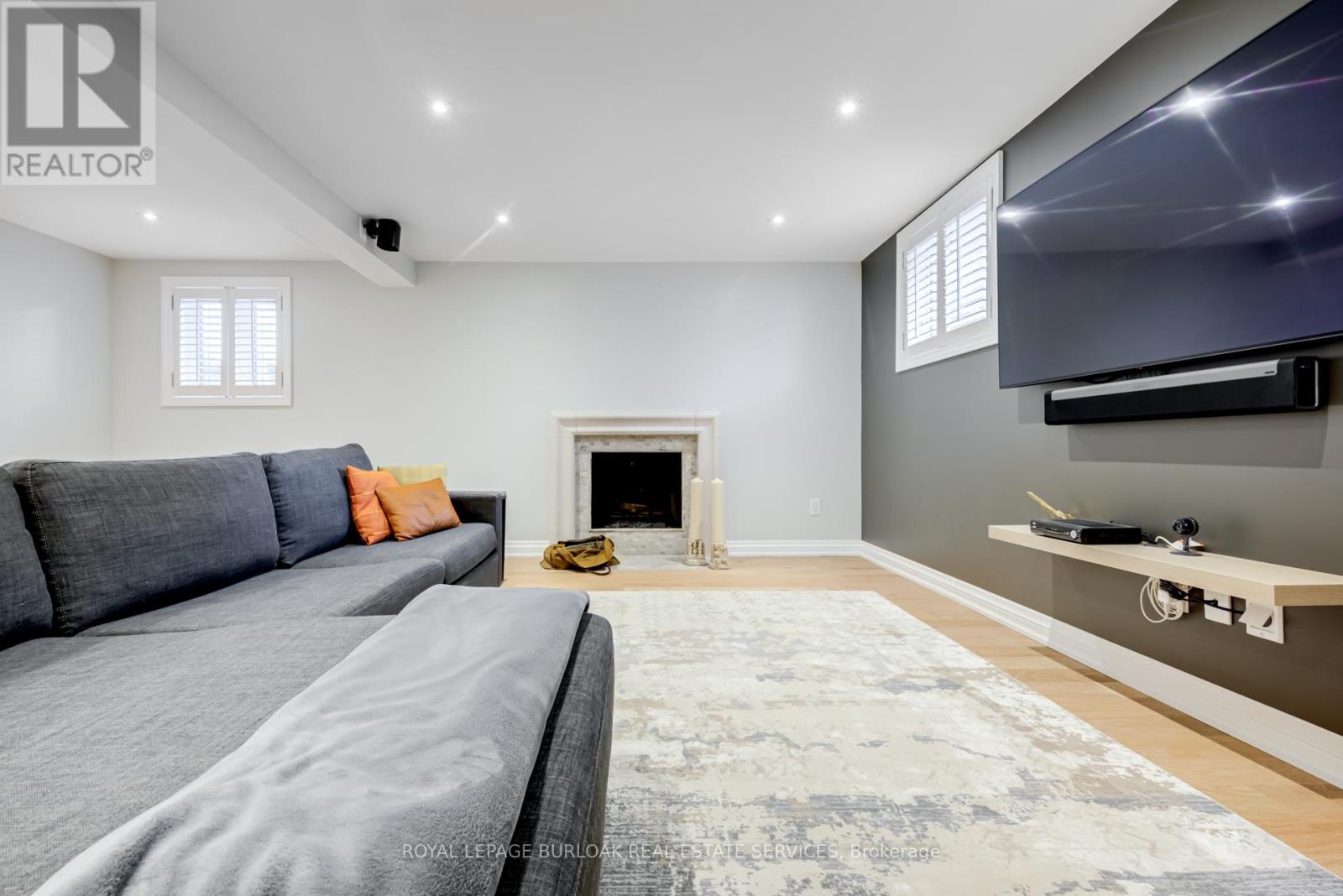 Photo 33 of 313 Silvana Crescent, Burlington ON