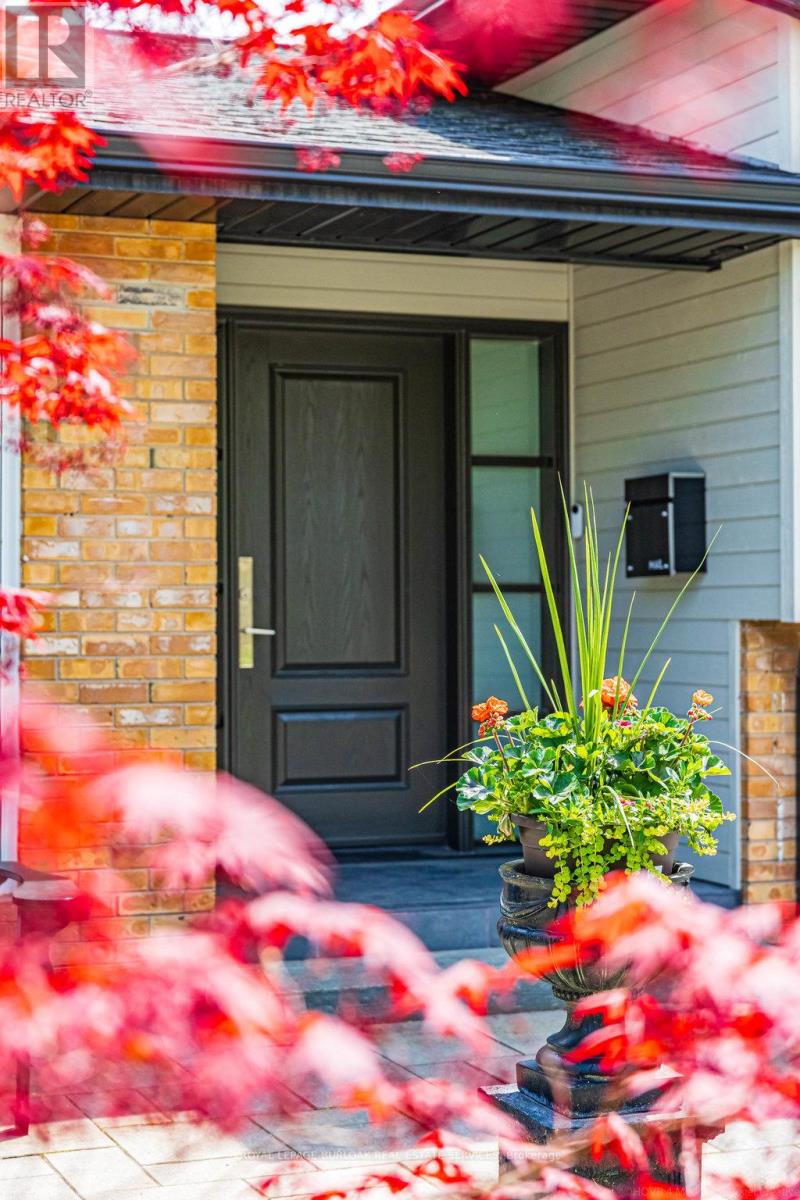 Photo 4 of 313 Silvana Crescent, Burlington ON