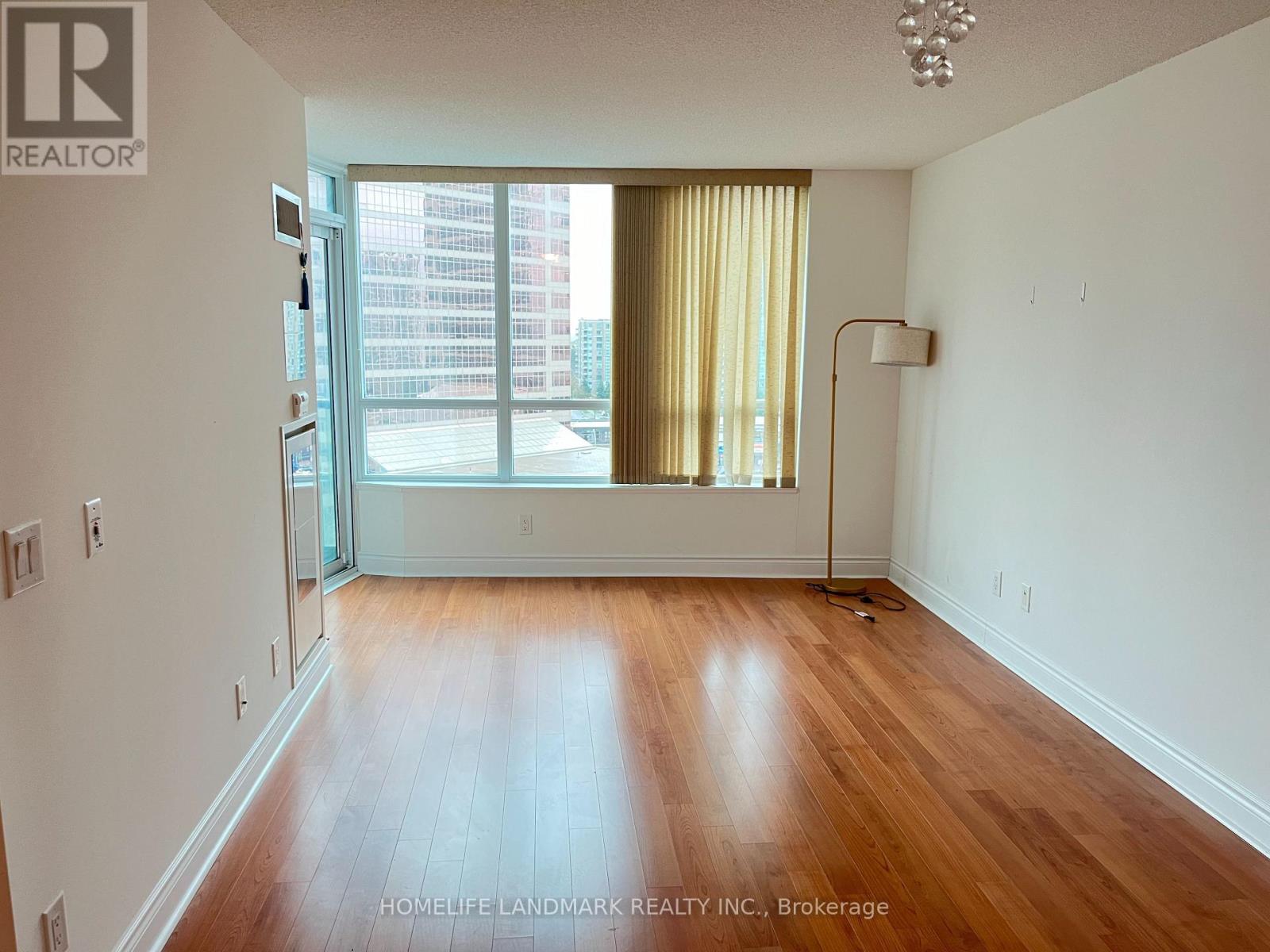 Photo 4 of 1123 25 Greenview Avenue, Toronto ON