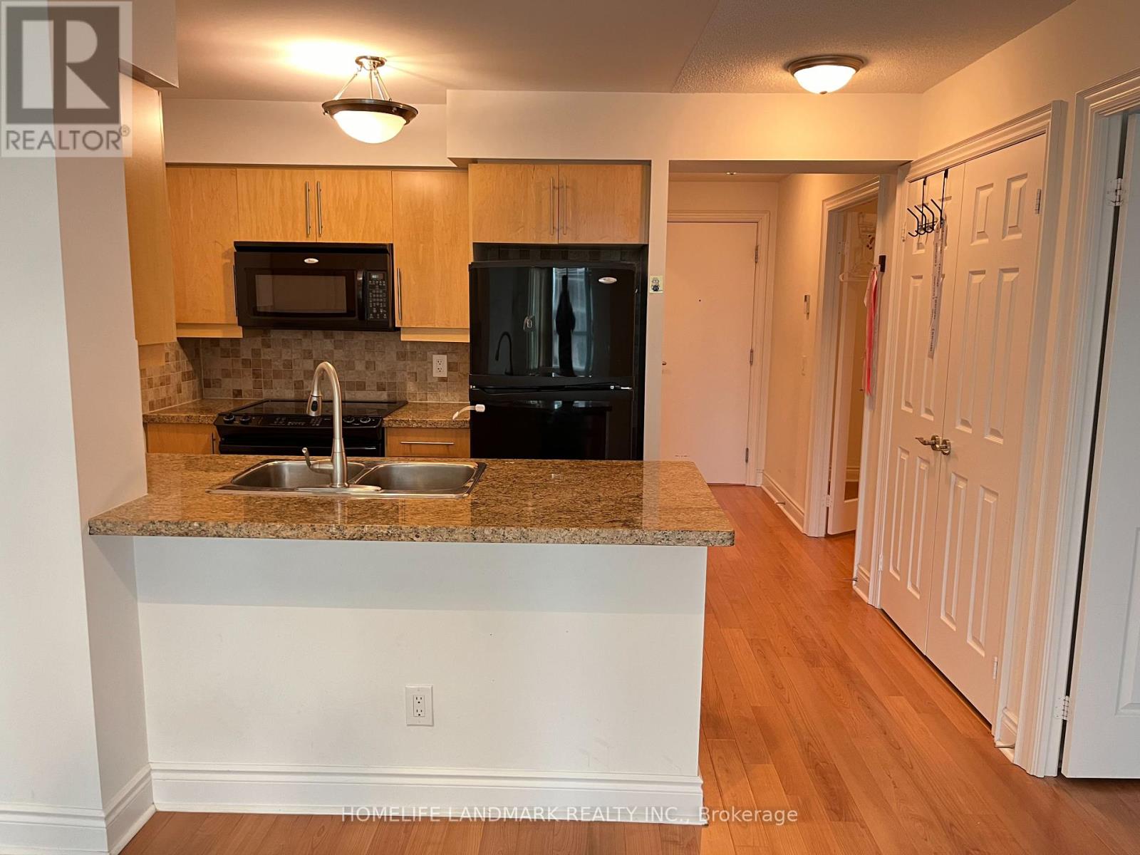 Photo 5 of 1123 25 Greenview Avenue, Toronto ON