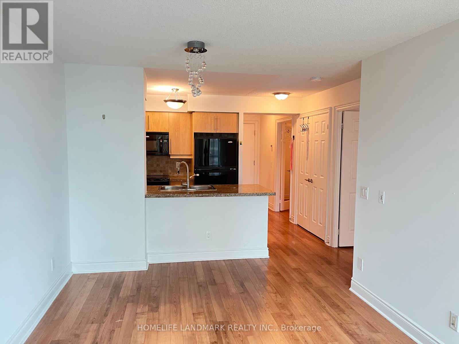 Photo 6 of 1123 25 Greenview Avenue, Toronto ON