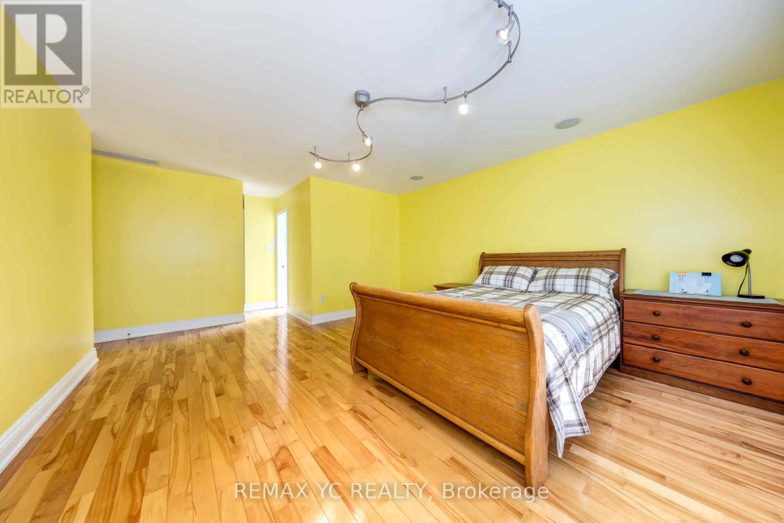 Photo 32 of 18 Mullet Road, Toronto ON
