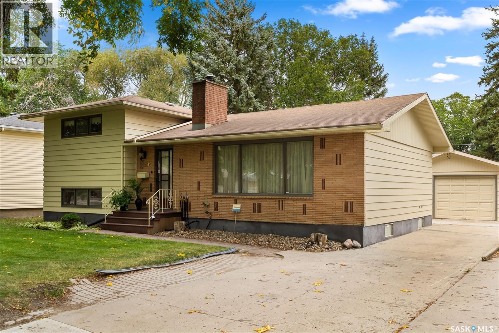 Photo 2 of 1536 Uhrich Avenue, Regina SK