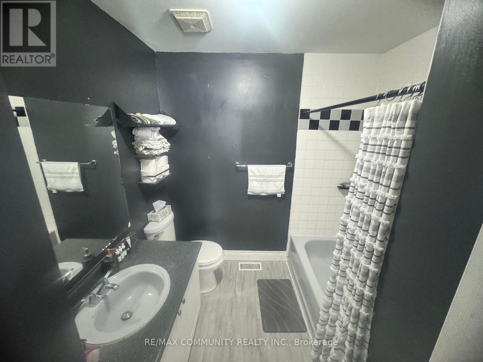 Photo 15 of 14 Blacksmith Lane, Whitby ON