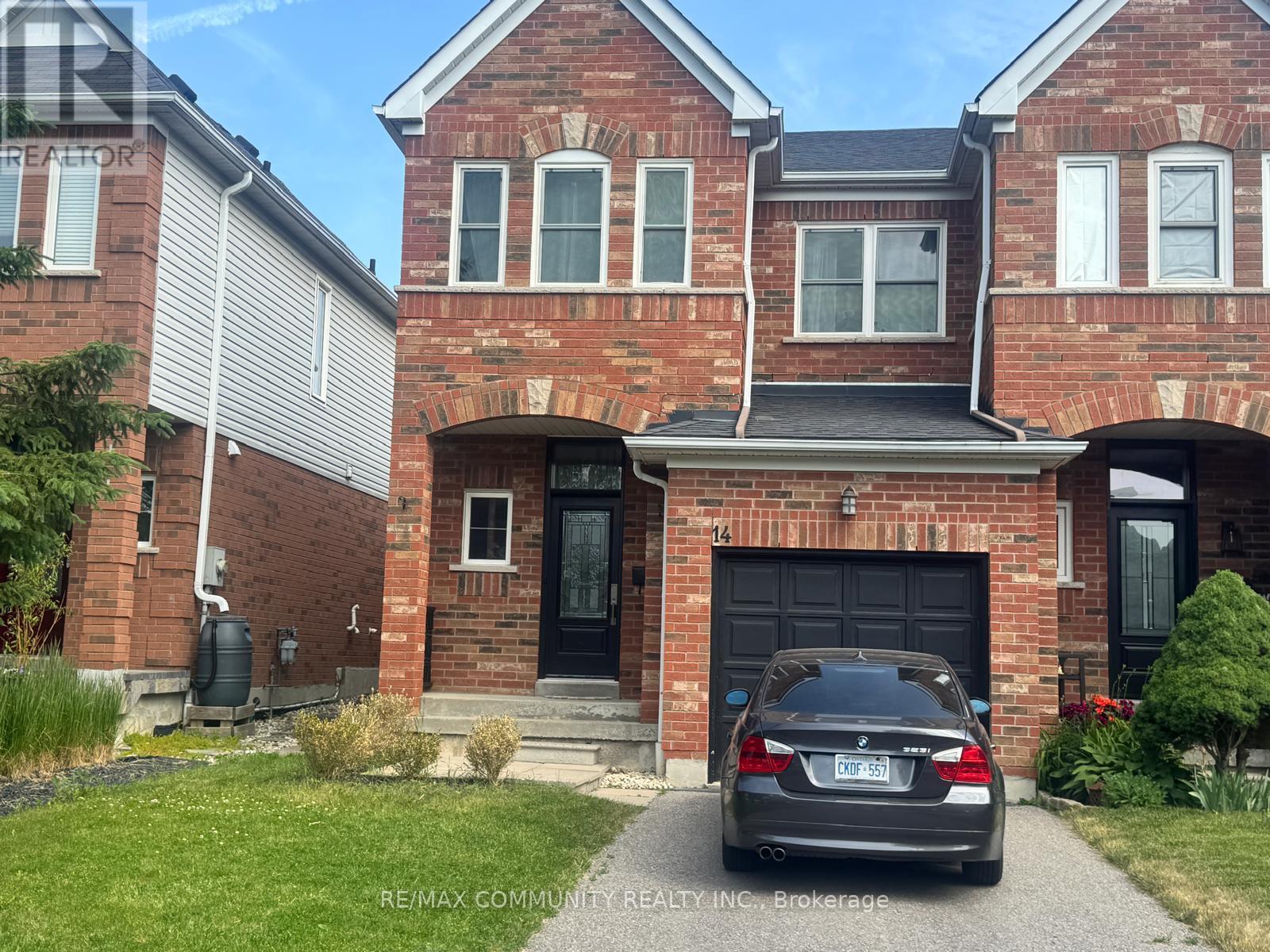 Photo 2 of 14 Blacksmith Lane, Whitby ON