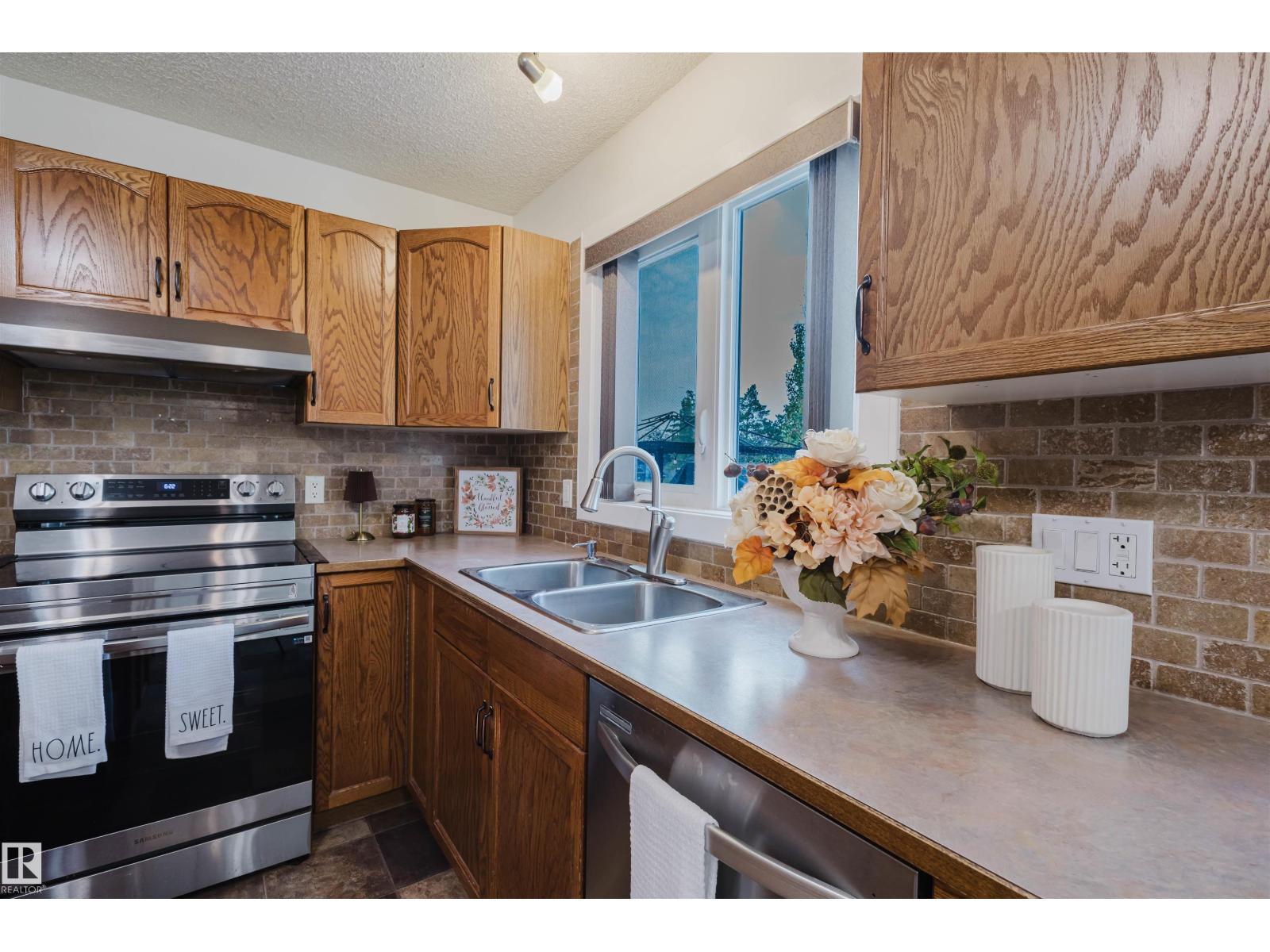 Photo 10 of 442 Klarvatten Lake Wd Nw, Edmonton AB