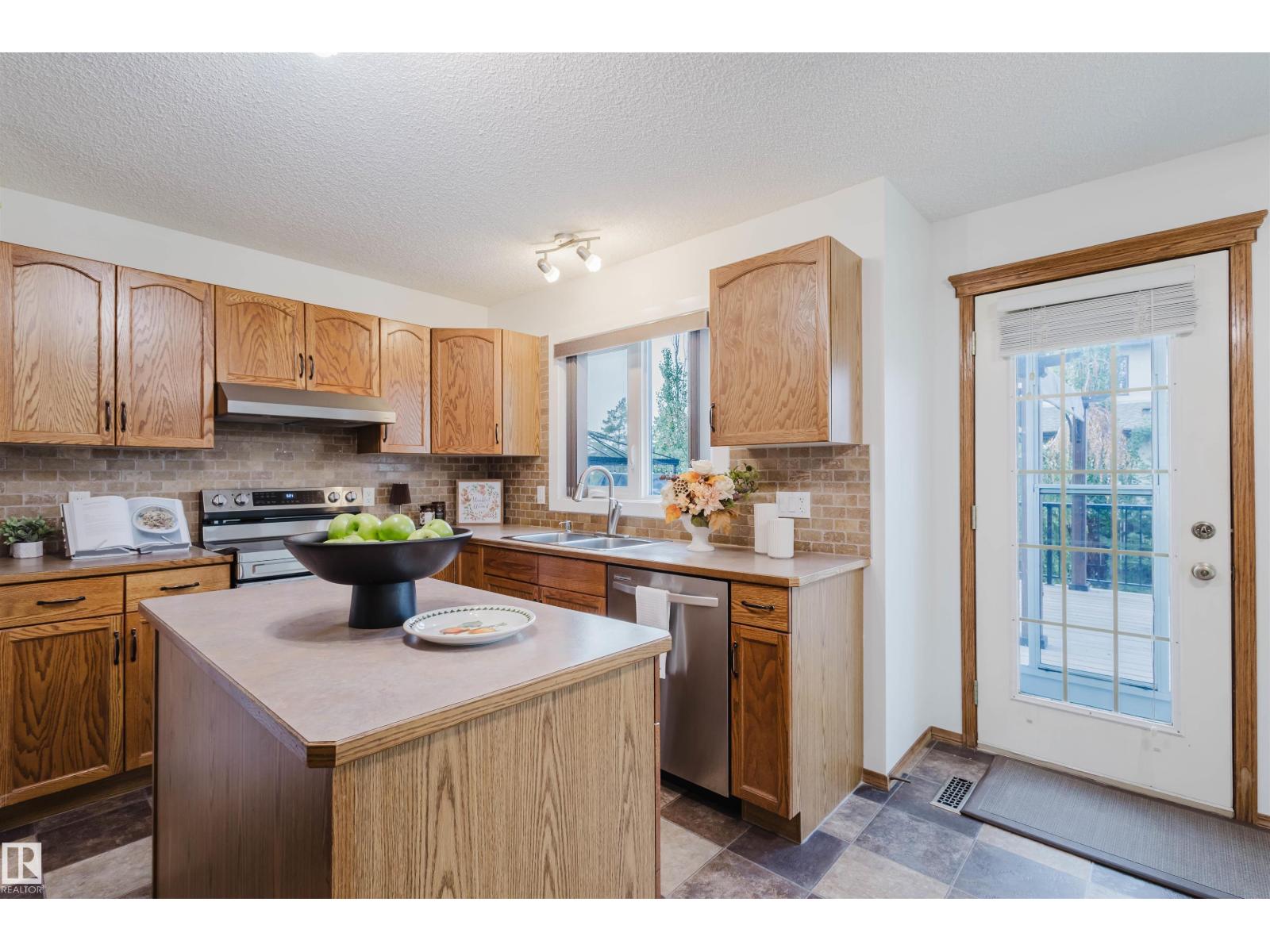 Photo 9 of 442 Klarvatten Lake Wd Nw, Edmonton AB