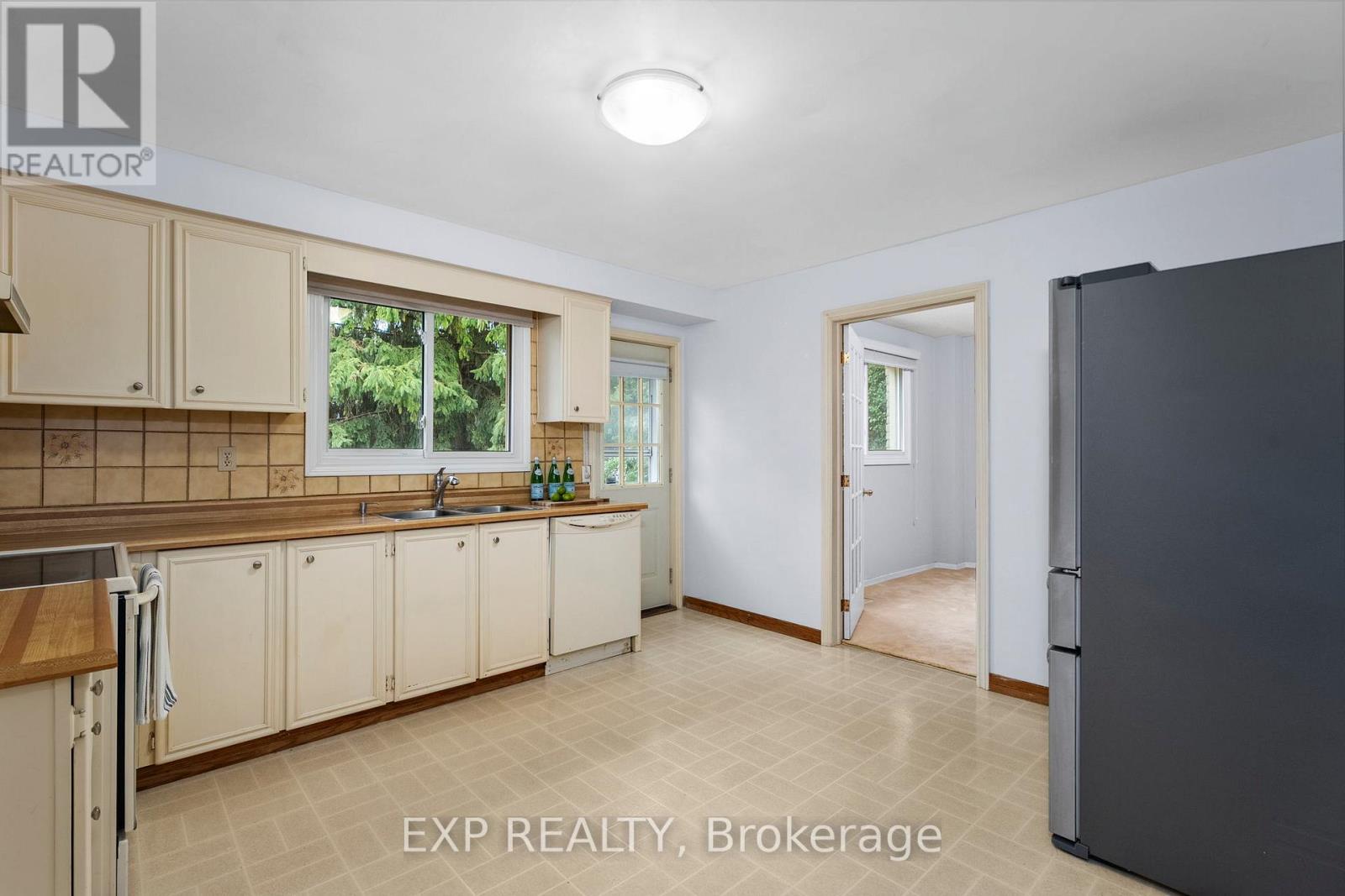 Photo 11 of 56 Manning Crescent, Newmarket ON