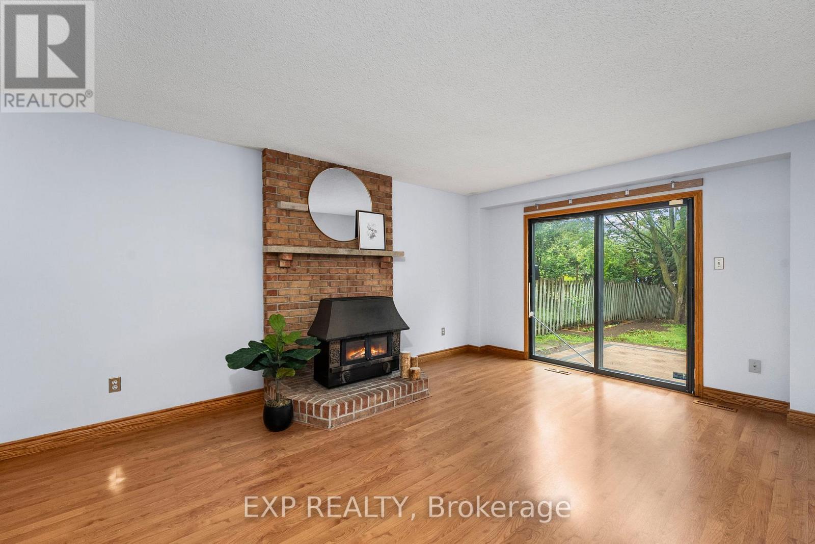 Photo 12 of 56 Manning Crescent, Newmarket ON