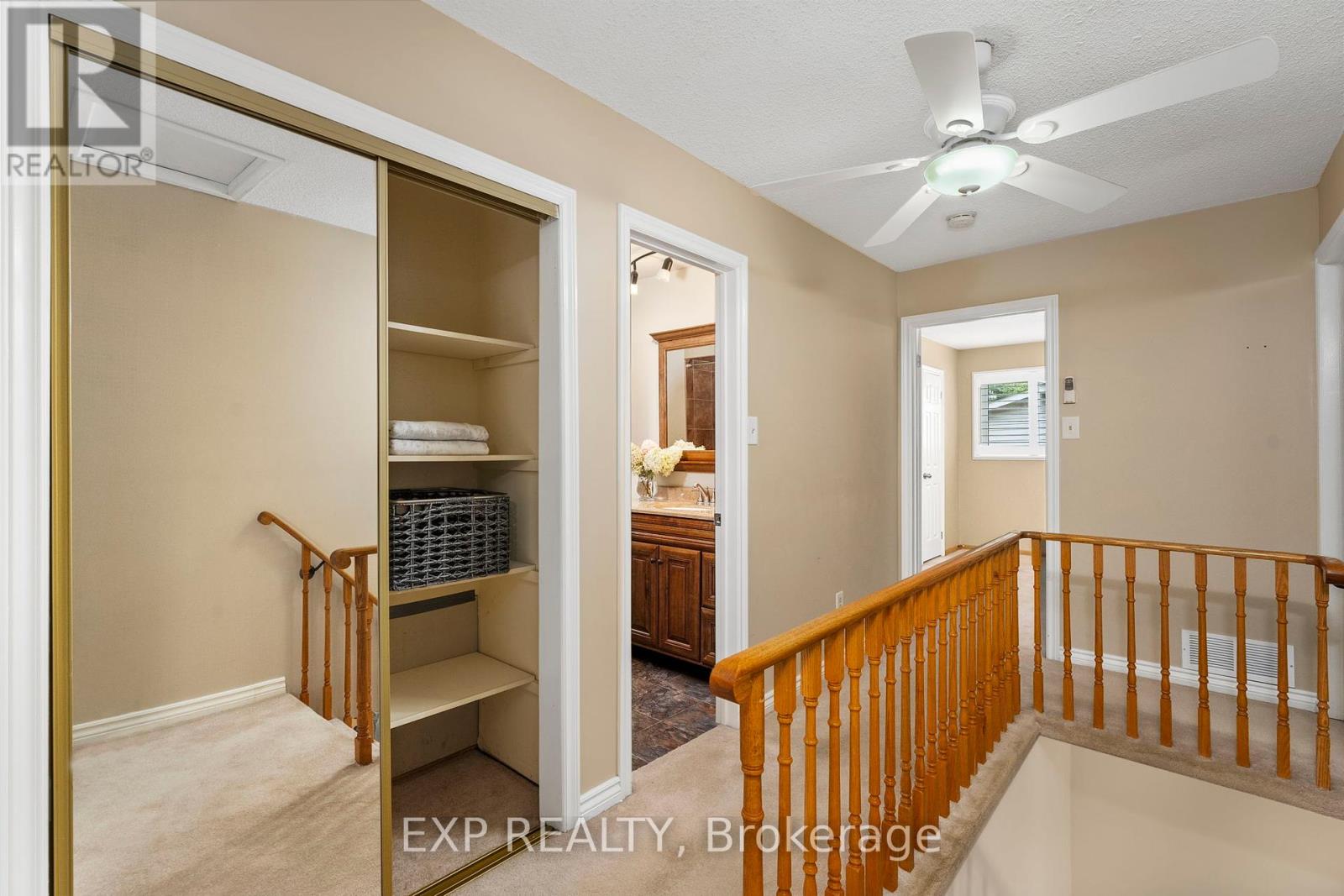 Photo 17 of 56 Manning Crescent, Newmarket ON