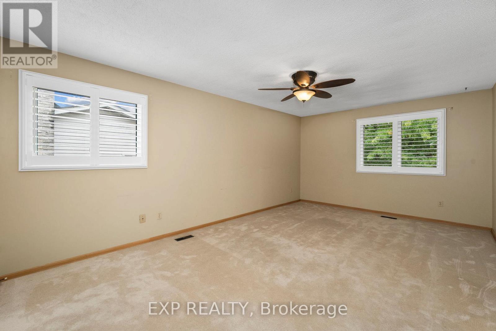 Photo 18 of 56 Manning Crescent, Newmarket ON
