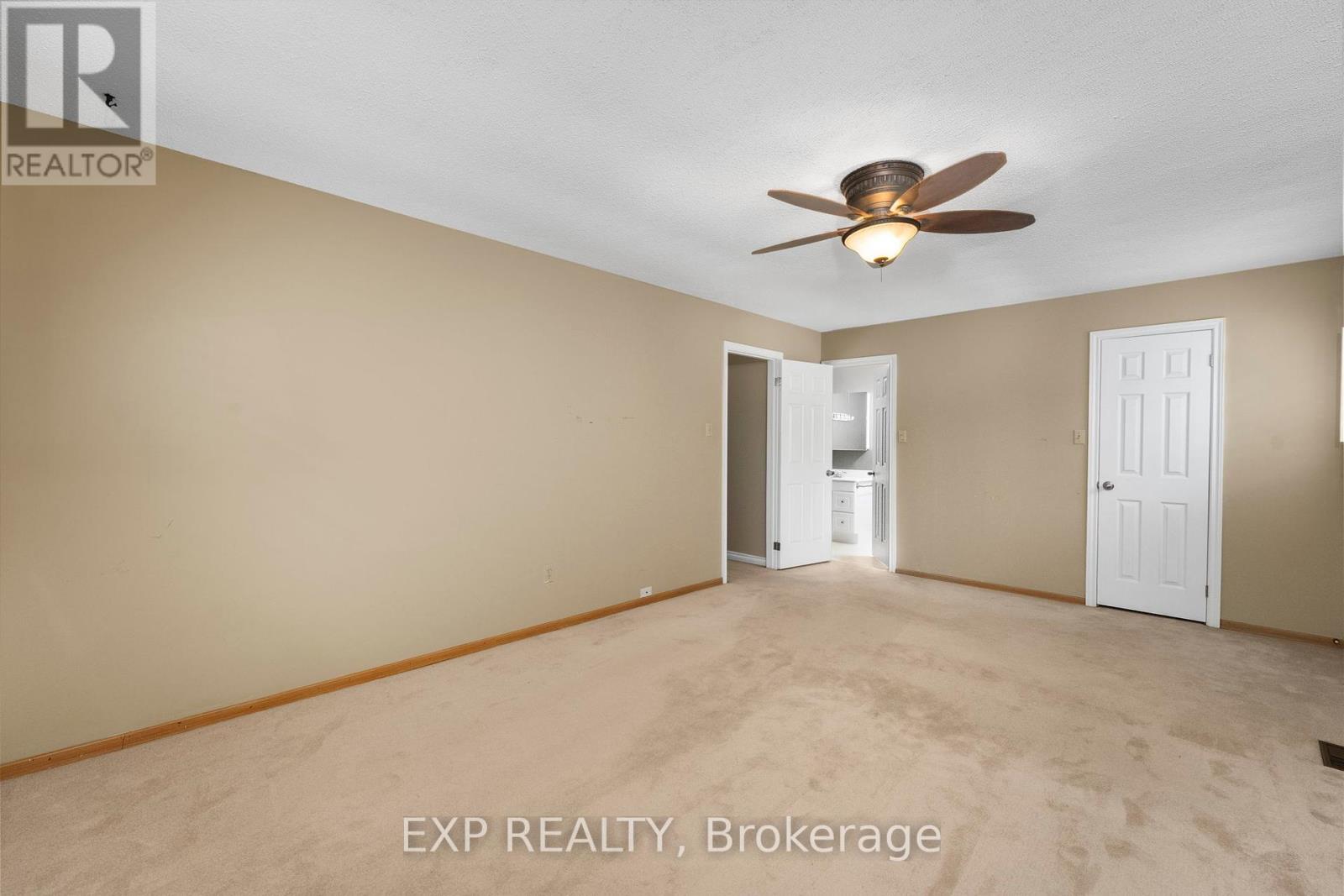 Photo 20 of 56 Manning Crescent, Newmarket ON
