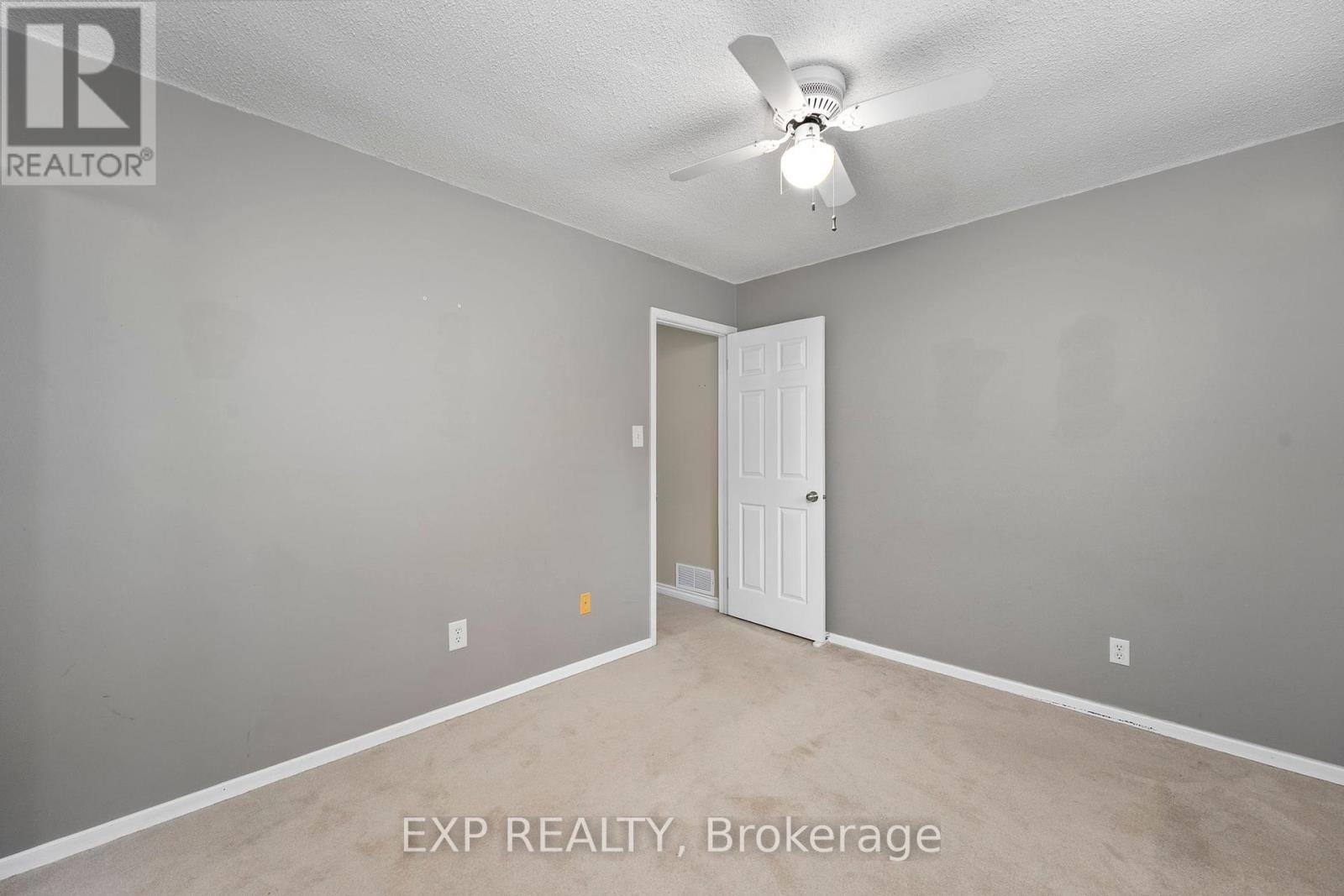 Photo 24 of 56 Manning Crescent, Newmarket ON