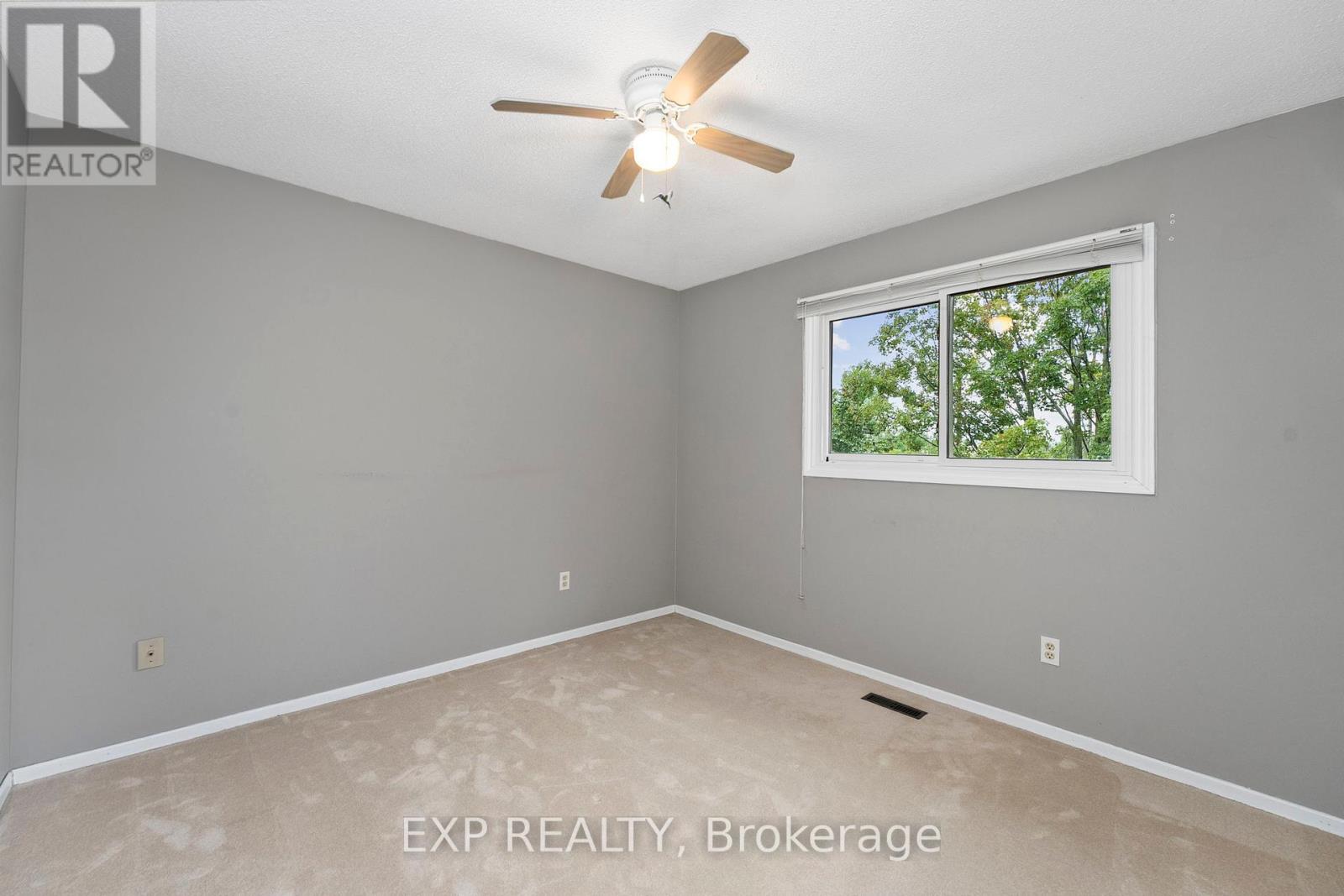 Photo 25 of 56 Manning Crescent, Newmarket ON
