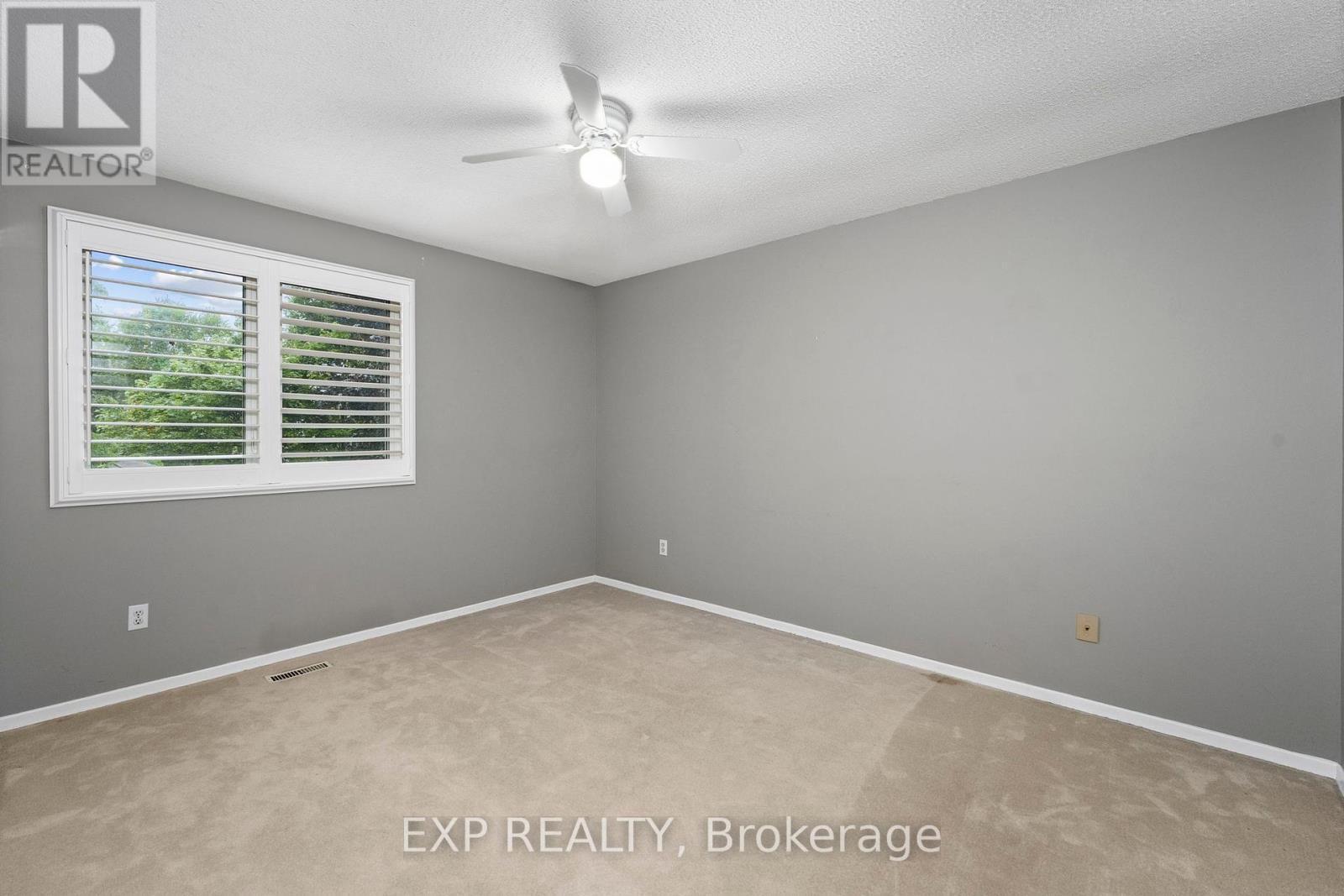Photo 27 of 56 Manning Crescent, Newmarket ON
