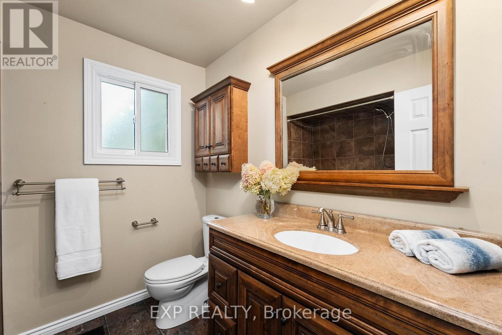 Photo 29 of 56 Manning Crescent, Newmarket ON