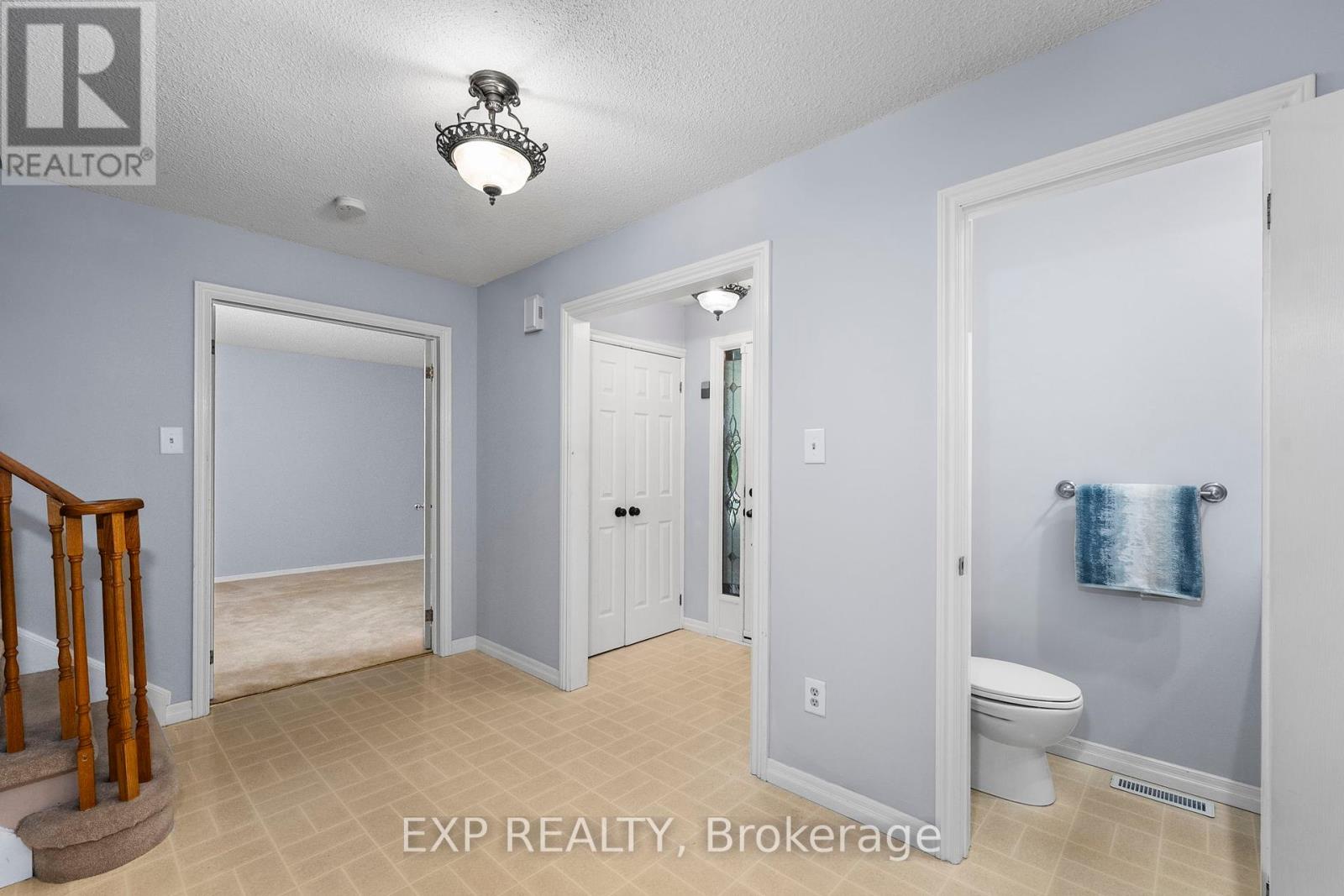 Photo 3 of 56 Manning Crescent, Newmarket ON