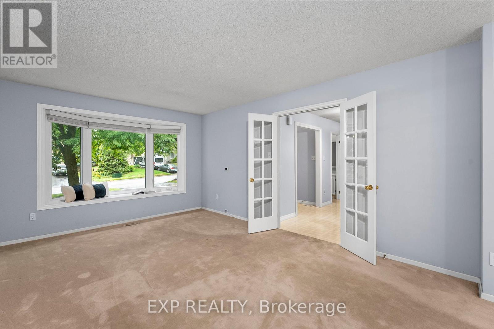 Photo 5 of 56 Manning Crescent, Newmarket ON