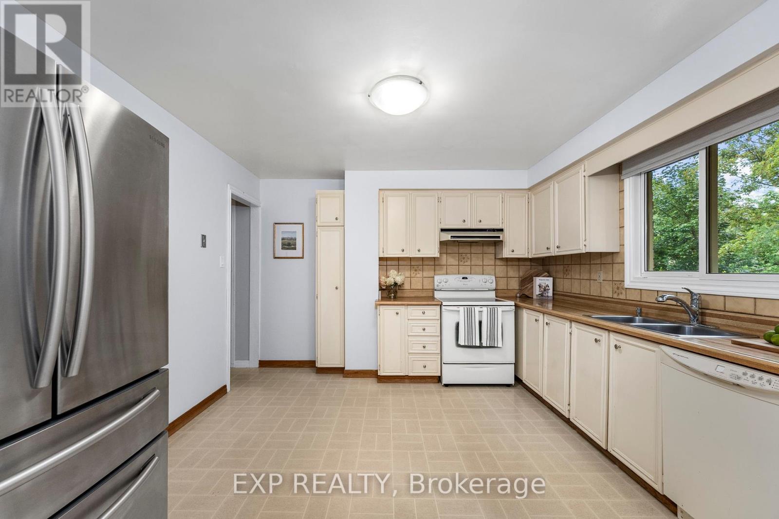 Photo 9 of 56 Manning Crescent, Newmarket ON