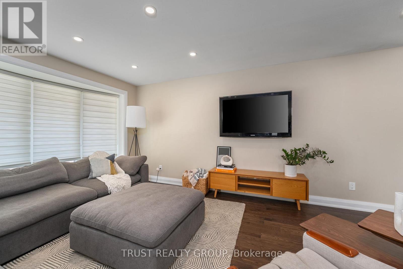 Photo 14 of 18 Deanecrest Road, Toronto ON