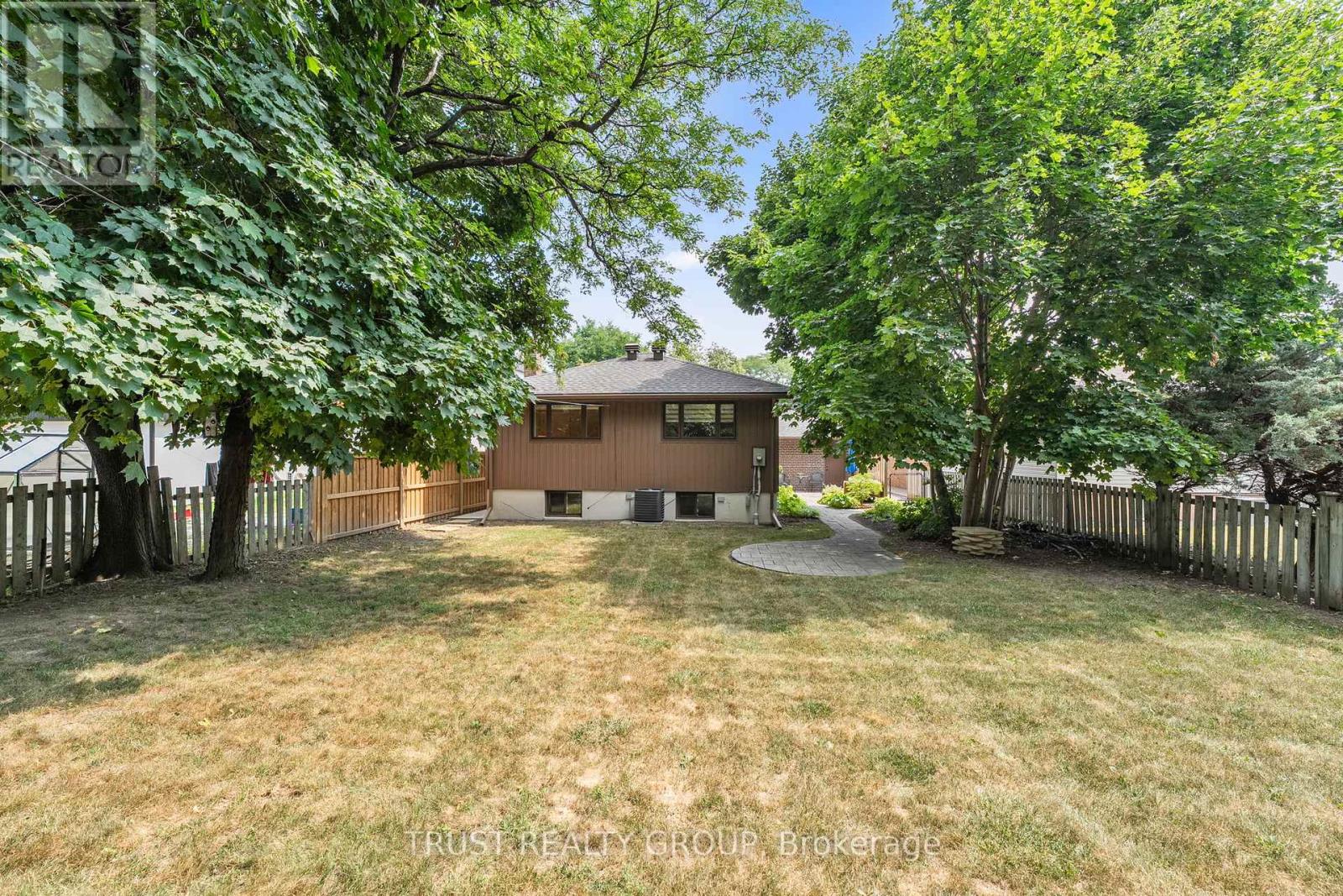 Photo 37 of 18 Deanecrest Road, Toronto ON
