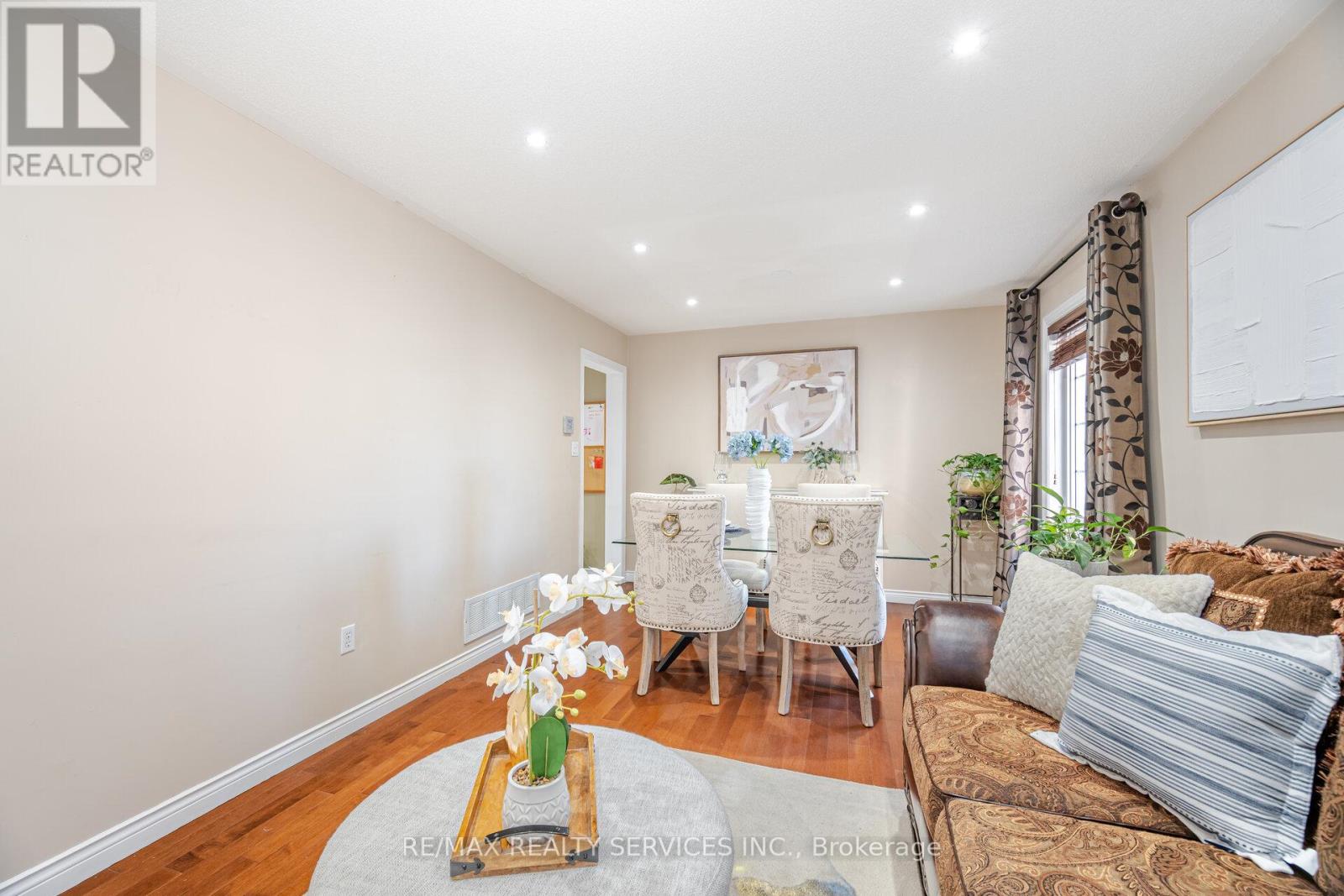 Photo 10 of 28 Fallstar Crescent, Brampton ON