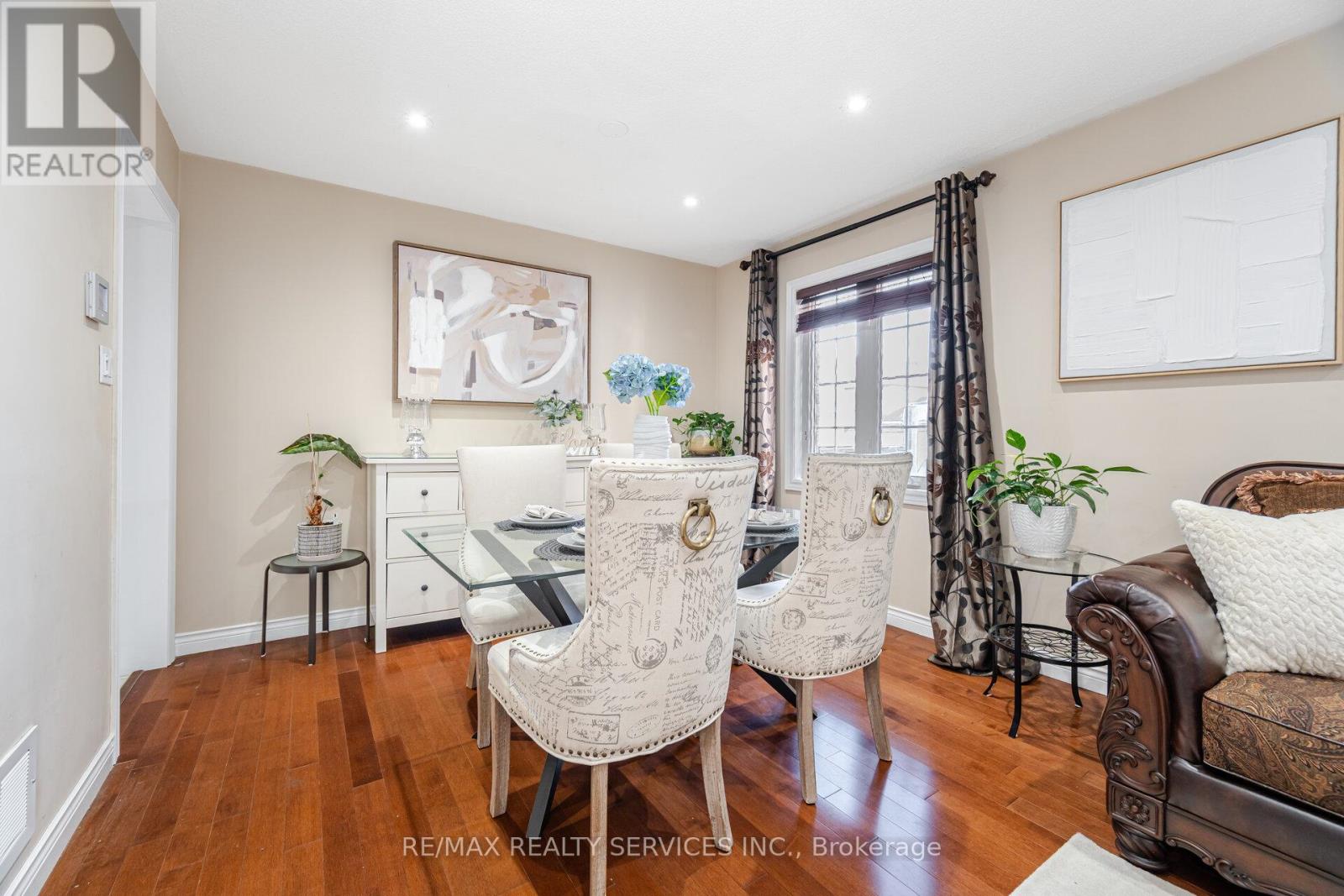 Photo 12 of 28 Fallstar Crescent, Brampton ON